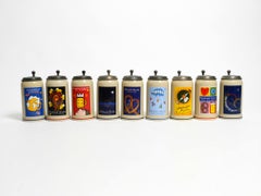 Nove boccali di birra dell'Oktoberfest di Monaco di Baviera non utilizzati con coperchi di latta dal 2001 al 2009