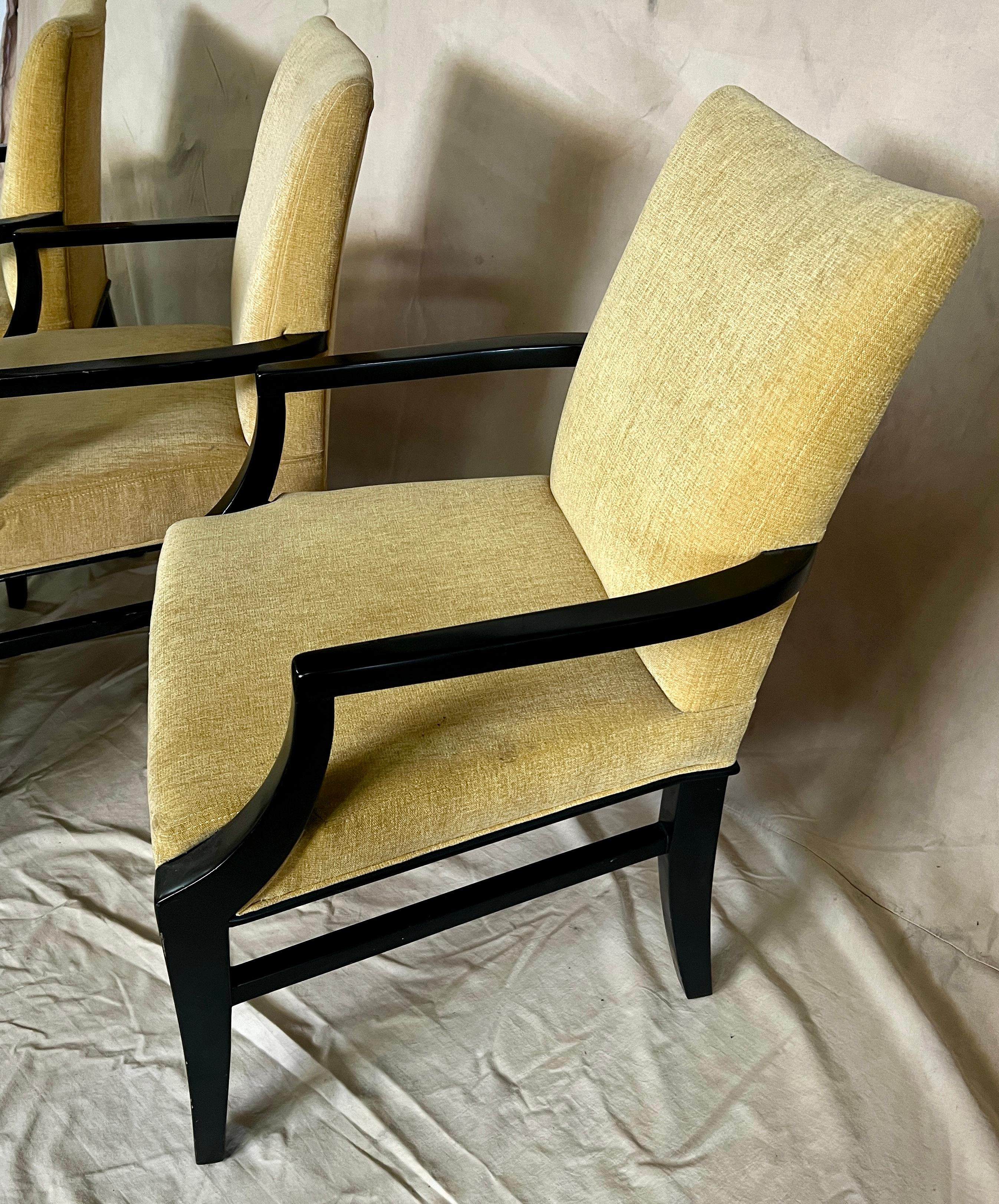 Neun Stühle für das Esszimmer.  Alle Stühle haben das gleiche Holzgestell mit Armlehnen, und natürlich ist auch die Polsterung die gleiche.  Die Stühle sind nicht neu, sondern Vintage.  Wir haben die Rahmen nachgebessert und sie sehen durchweg gut