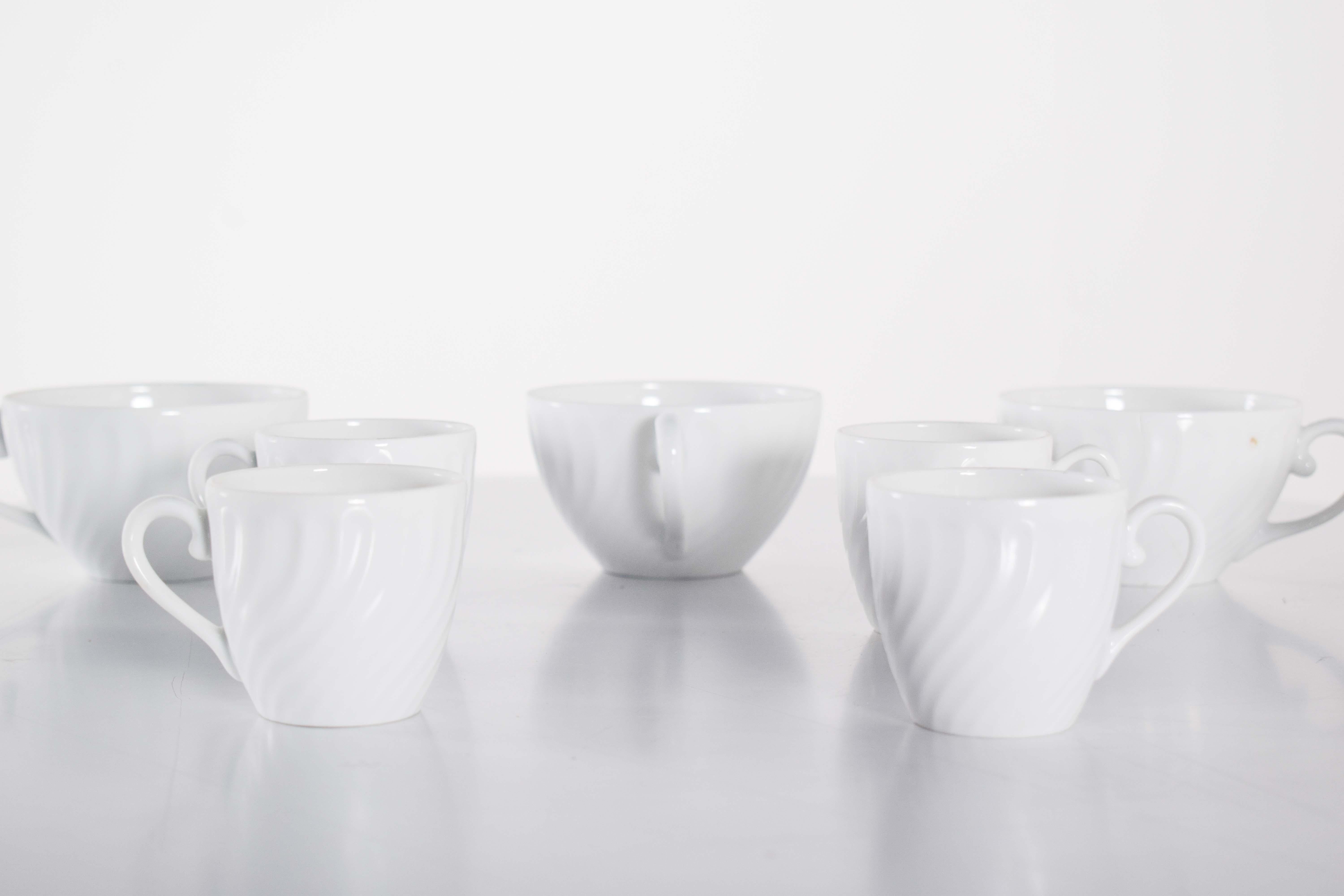 Nove tazze in porcellana di Vista Alegre, tre per il tè e due per il caffè, in porcellana bianca.
Realizzate in porcellana bianca di alta qualità, le tazze hanno un aspetto pulito ed elegante e si distinguono per la semplicità e la raffinatezza del