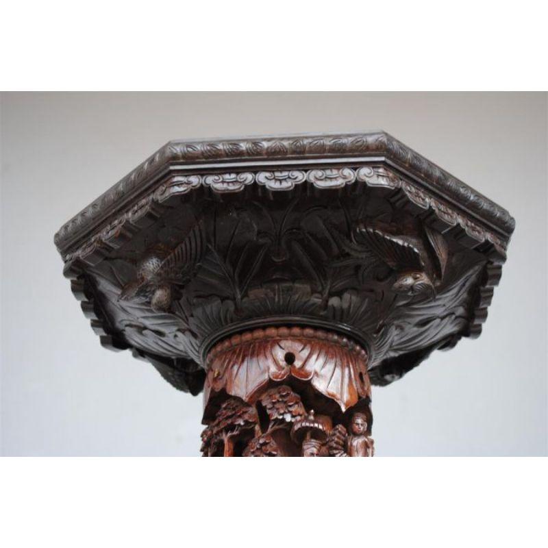 Bois Traversin sculpté à trois pieds asiatique du XIXe siècle en vente