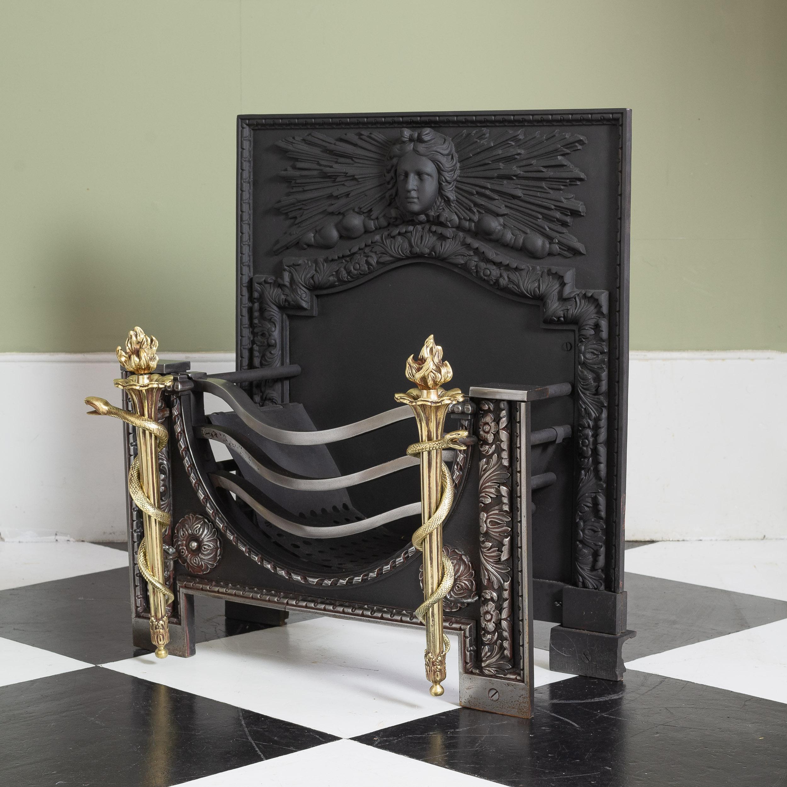 Européen Grille de foyer baroque en fonte et laiton du XIXe siècle en vente