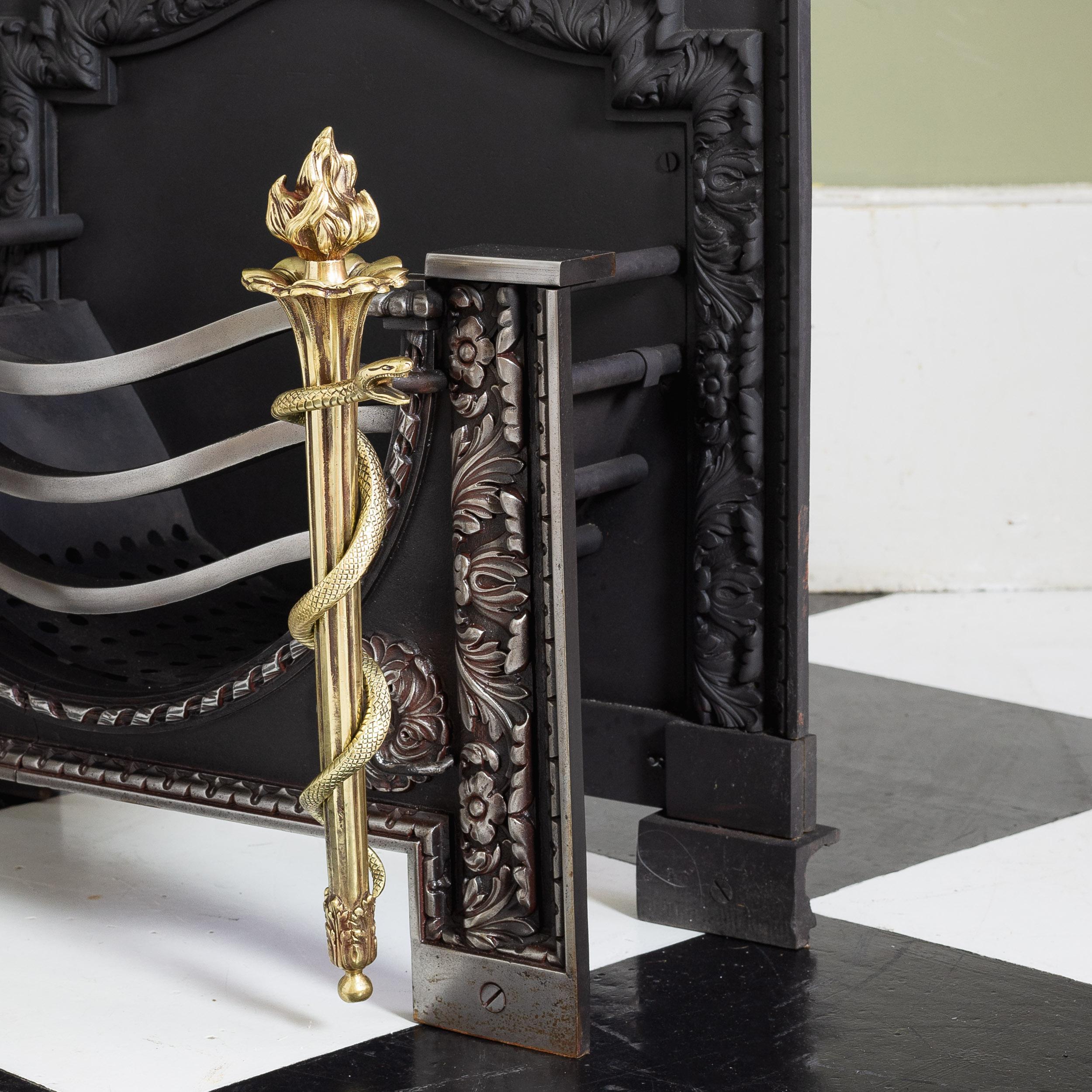 Laiton Grille de foyer baroque en fonte et laiton du XIXe siècle en vente