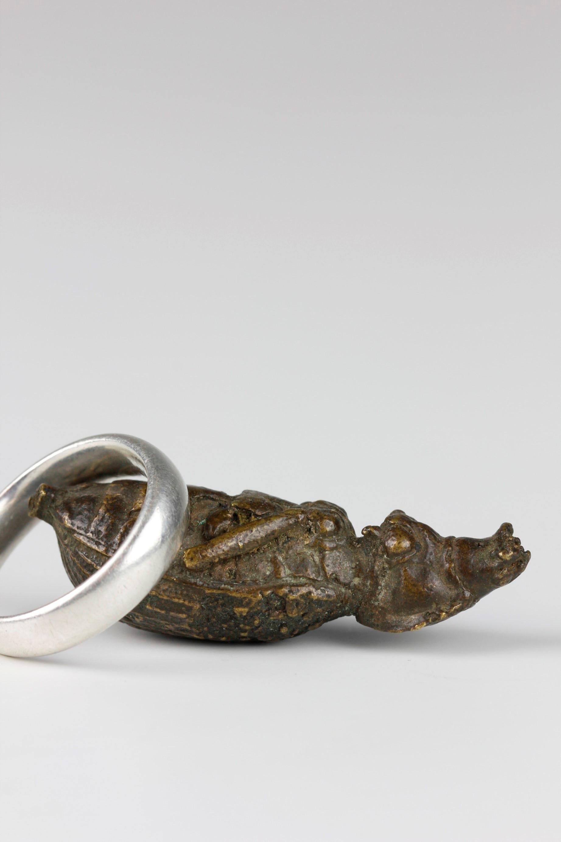 Cada detalle y rasgo del escarabajo se ha conservado finamente en bronce, desde sus diminutas garras hasta el patrón de estrías del caparazón del insecto. Este escarabajo de bronce del siglo XIX, procedente de Ghana y 
