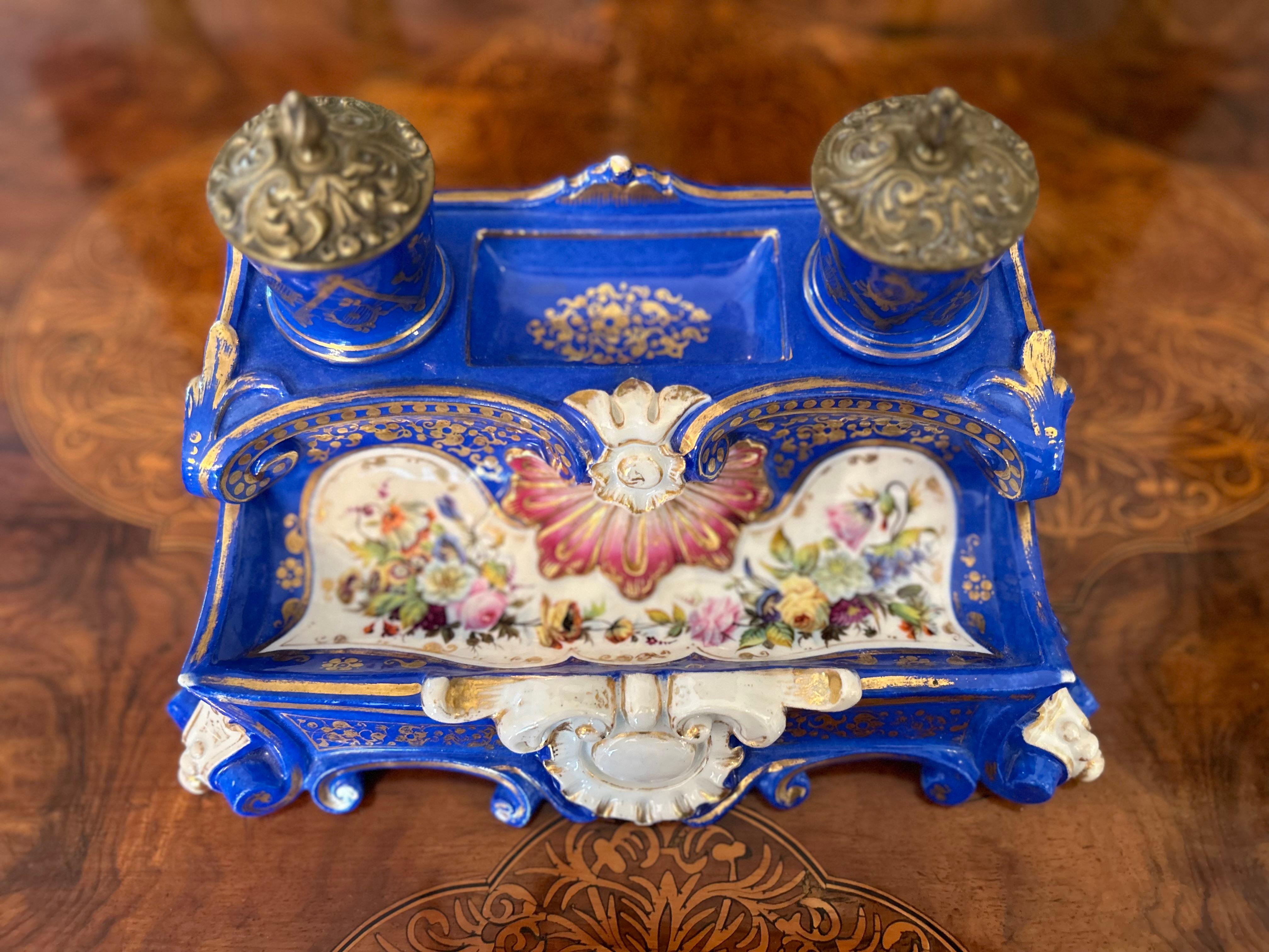 Si tratta di un grazioso porta inchiostro in porcellana, probabilmente francese, risalente al XIX secolo.
Brilliante fondo cobalto con splendide decorazioni floreali e dorate dipinte a mano e coperchi in bronzo per i vasi.
Un delizioso esempio di