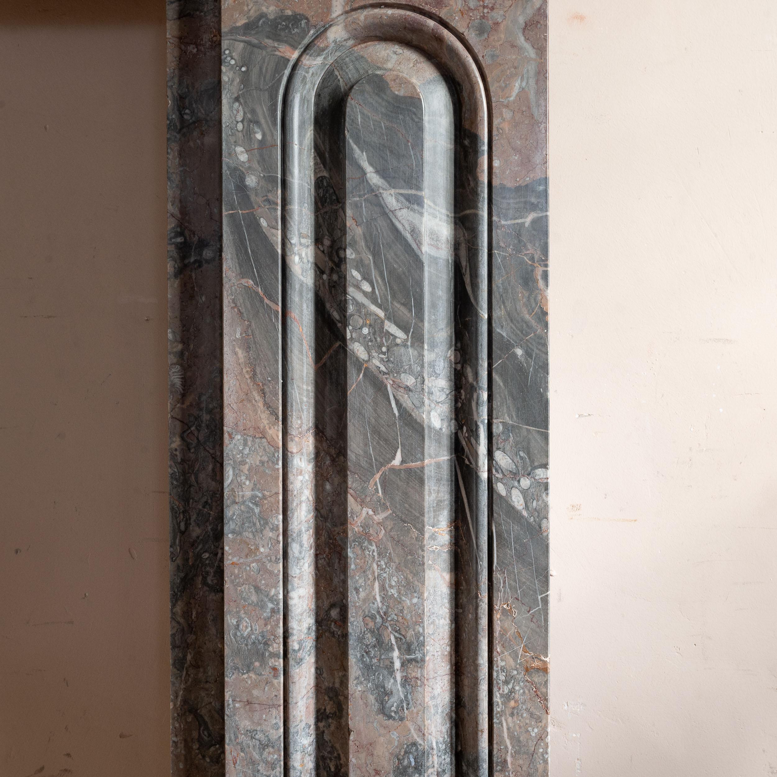 Chimenea de piedra caliza devoniana del siglo XIX, principios de la época victoriana, hacia 1850, con ménsulas lisas que sostienen la repisa, las jambas con molduras en arco, en atractiva piedra inglesa de colores armoniosos.

Dimensiones:	121 cm de
