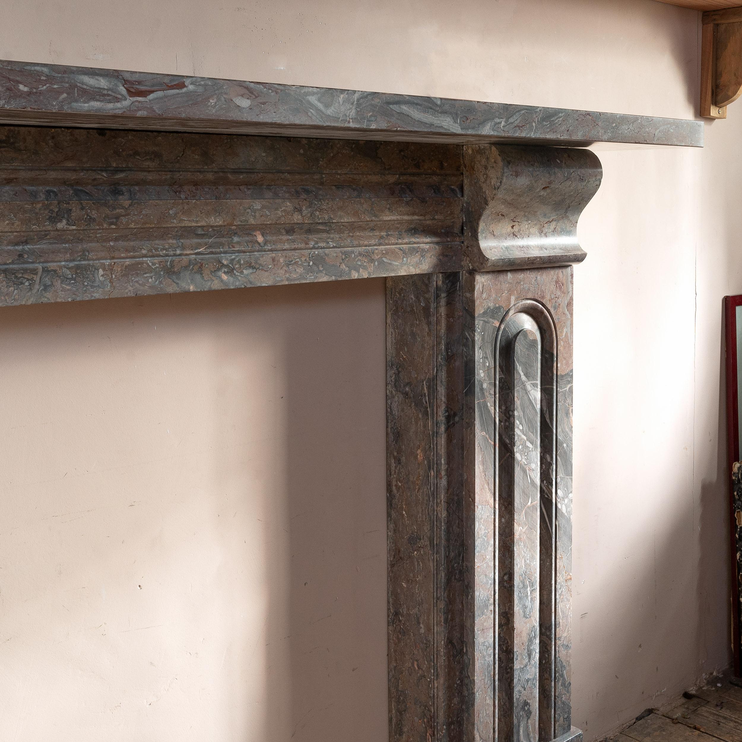 Chimenea de piedra caliza devónica del siglo XIX en Bueno estado para la venta en London, GB