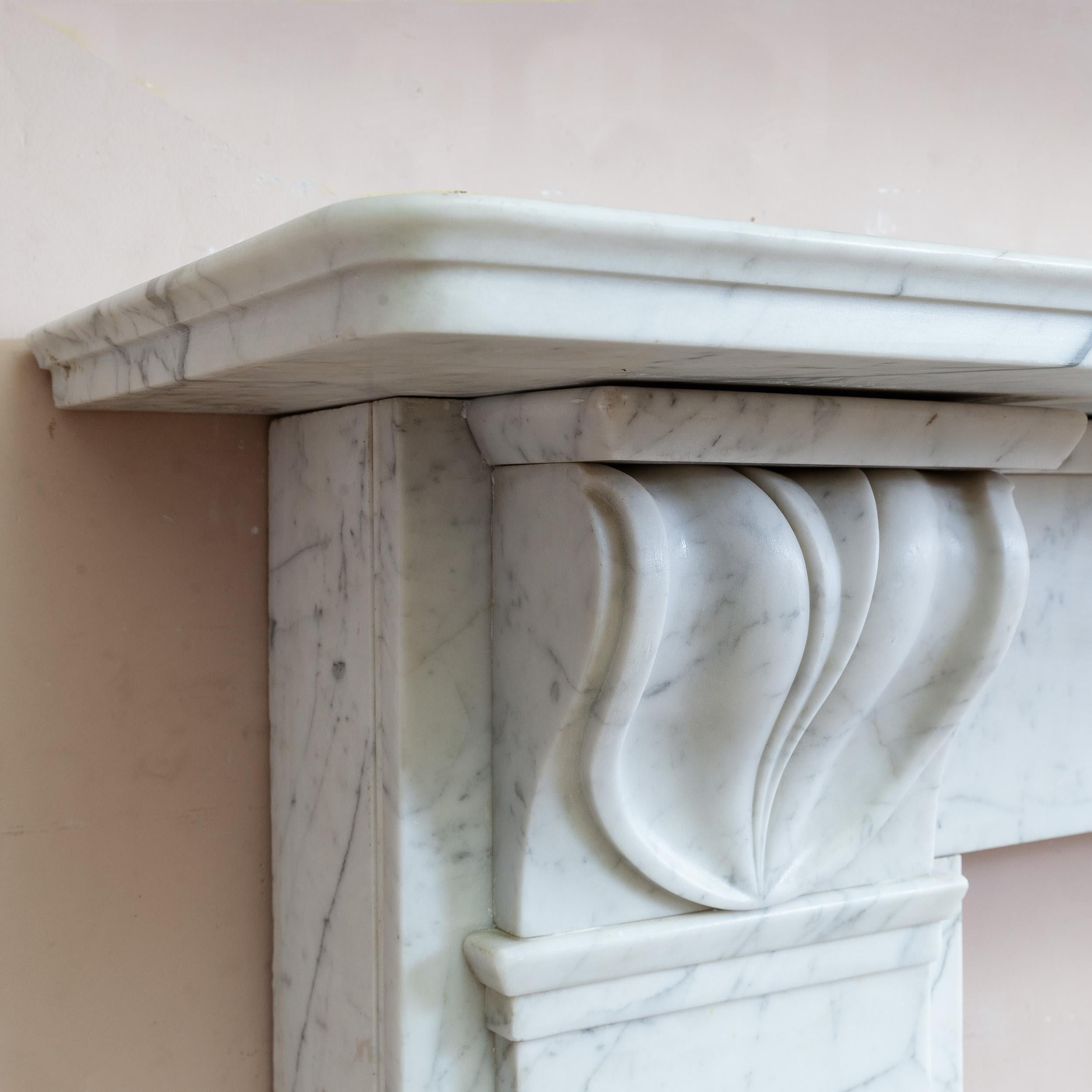 Nineteenth century English Carrara Marble Fireplace In Good Condition For Sale In London, GB