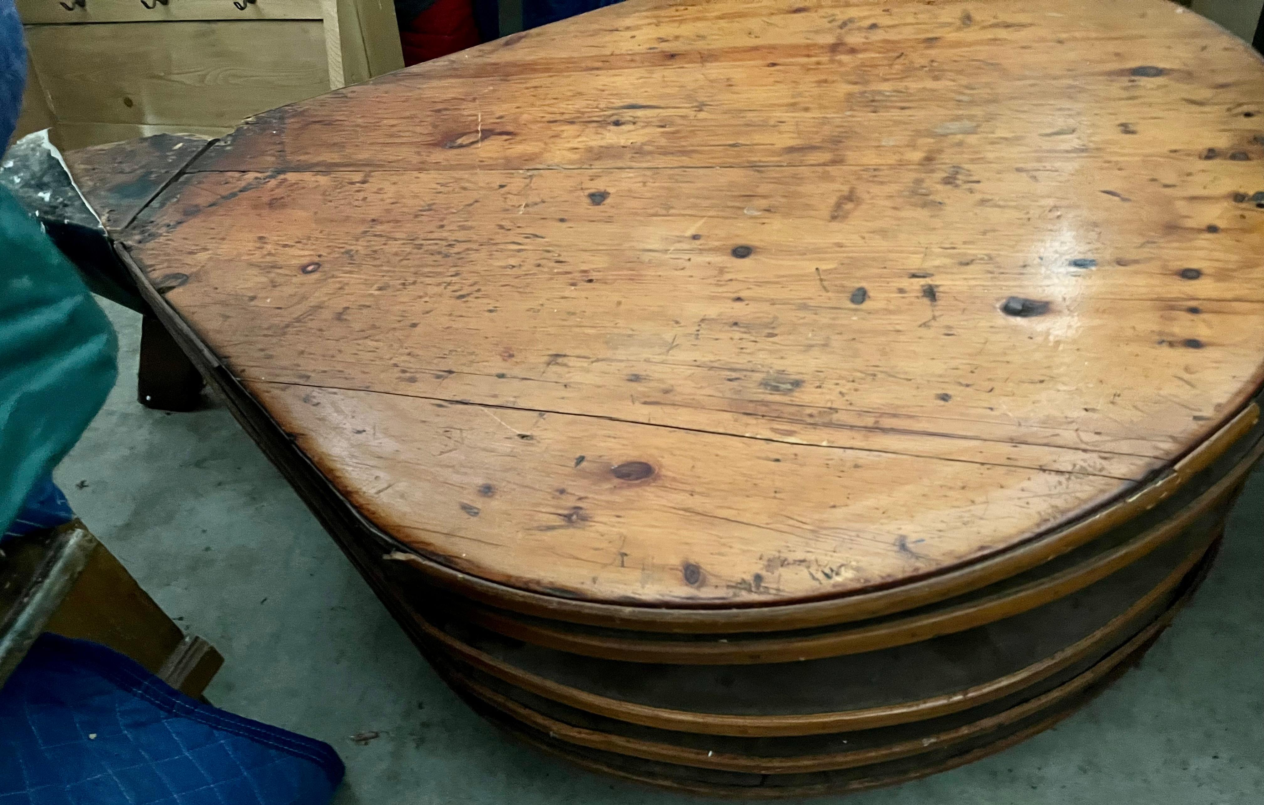 Un étonnant soufflet de forge en pin et en cuir du XIXe siècle utilisé dans une forge puis converti en table basse avec des pieds en bois comme support.  Le bois a une belle couleur chaude.