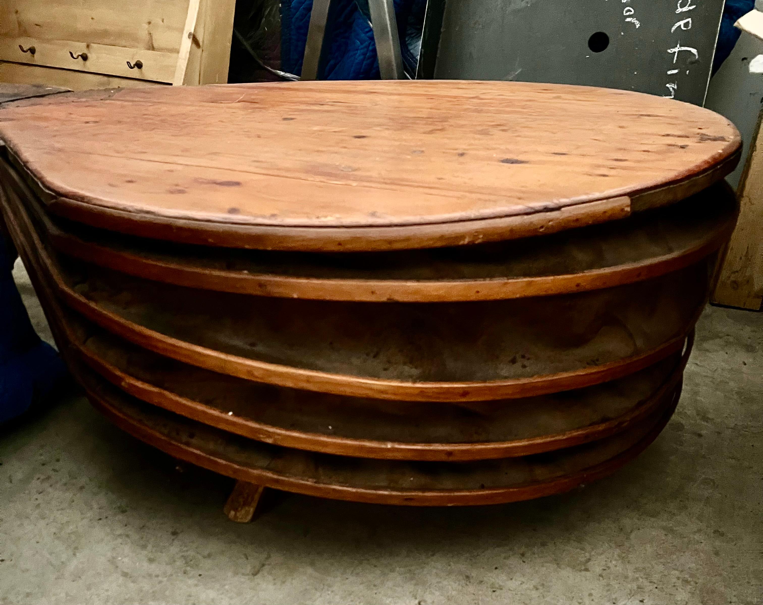 Provincial français Table basse à soufflets de forgeron français du XIXe siècle sur Stand en vente