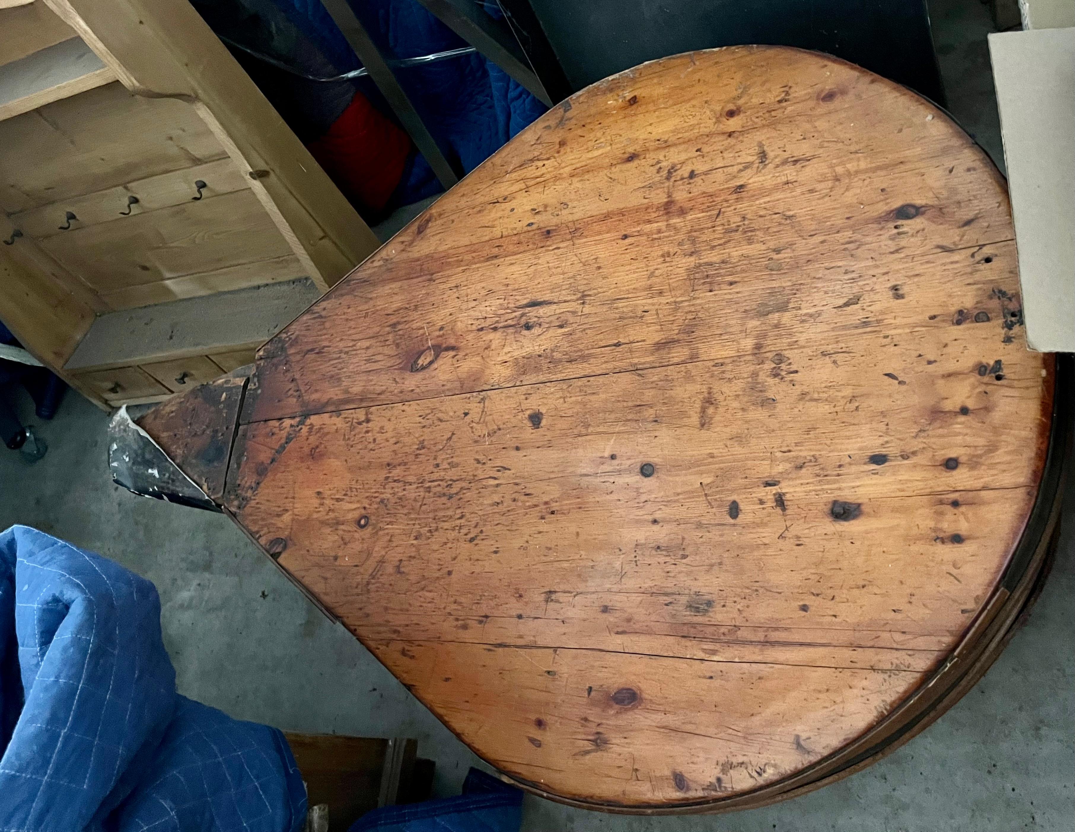 Français Table basse à soufflets de forgeron français du XIXe siècle sur Stand en vente