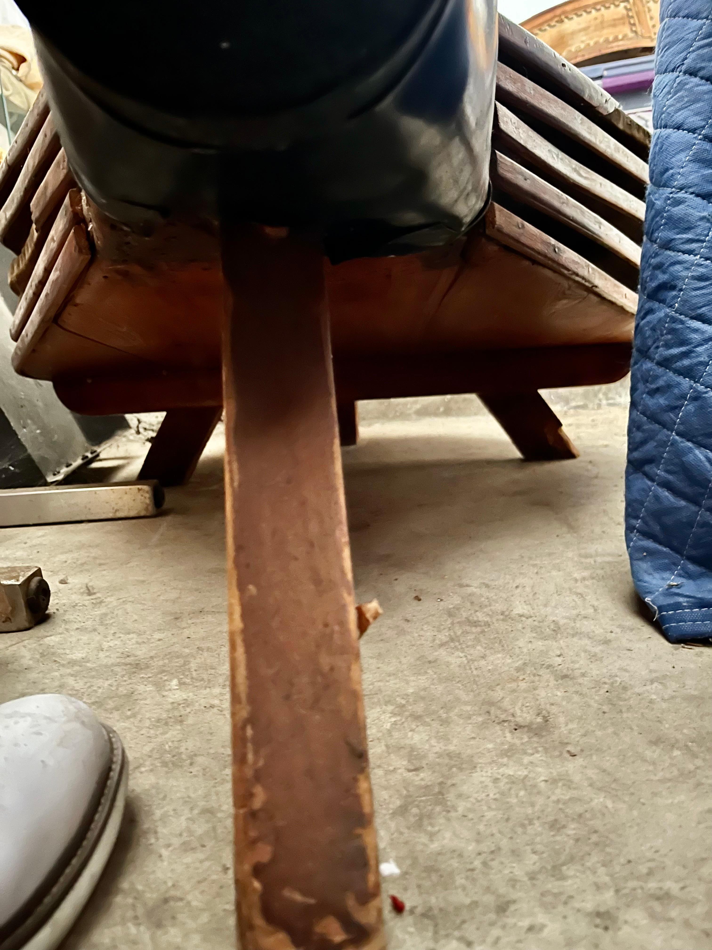 Cuir Table basse à soufflets de forgeron français du XIXe siècle sur Stand en vente