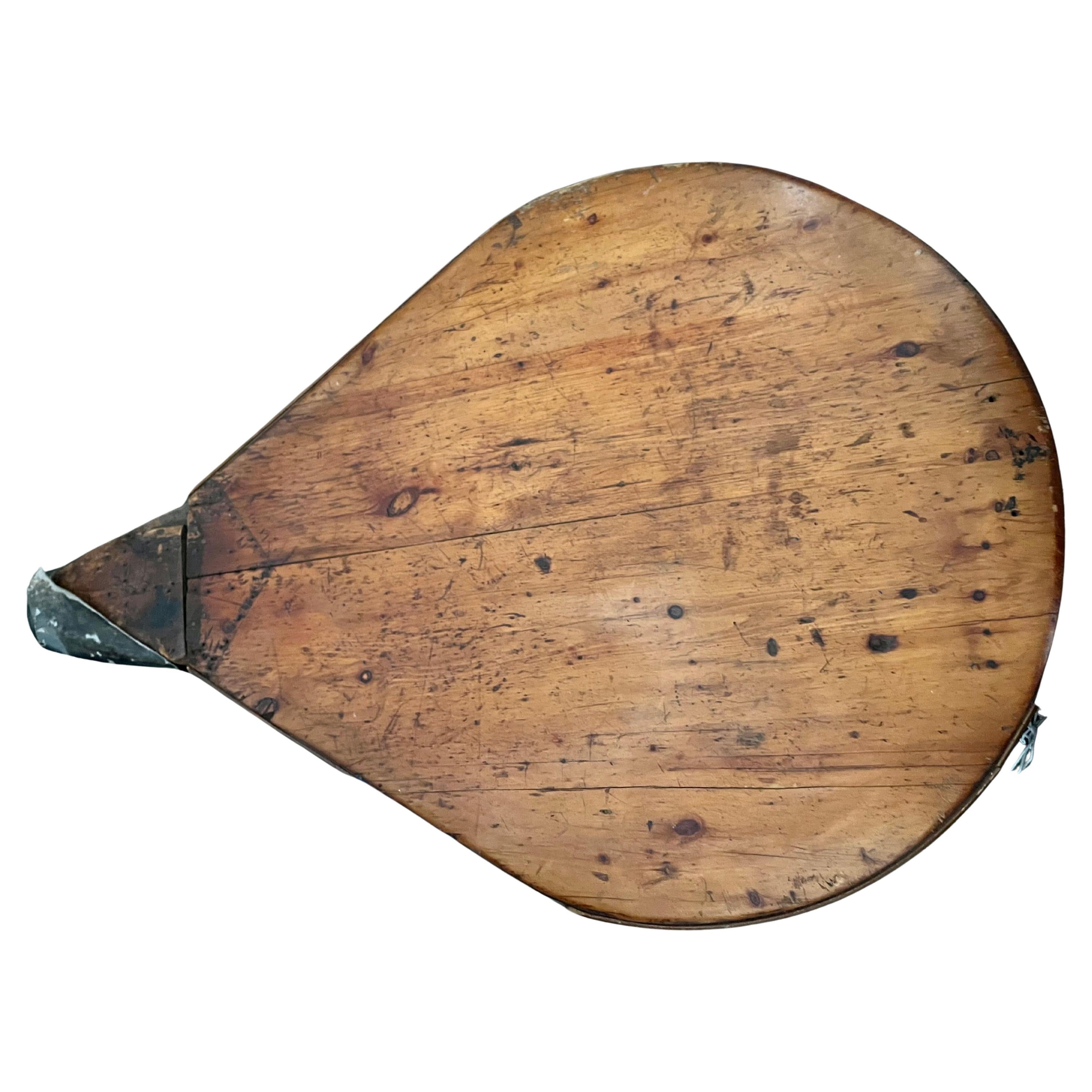 Table basse à soufflets de forgeron français du XIXe siècle sur Stand