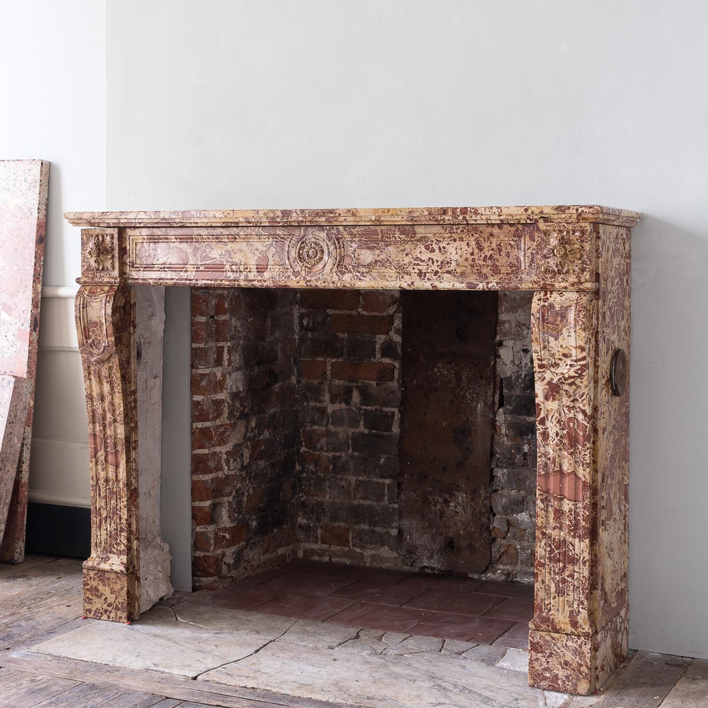 Chimenea Breche francesa del siglo XIX en venta 5