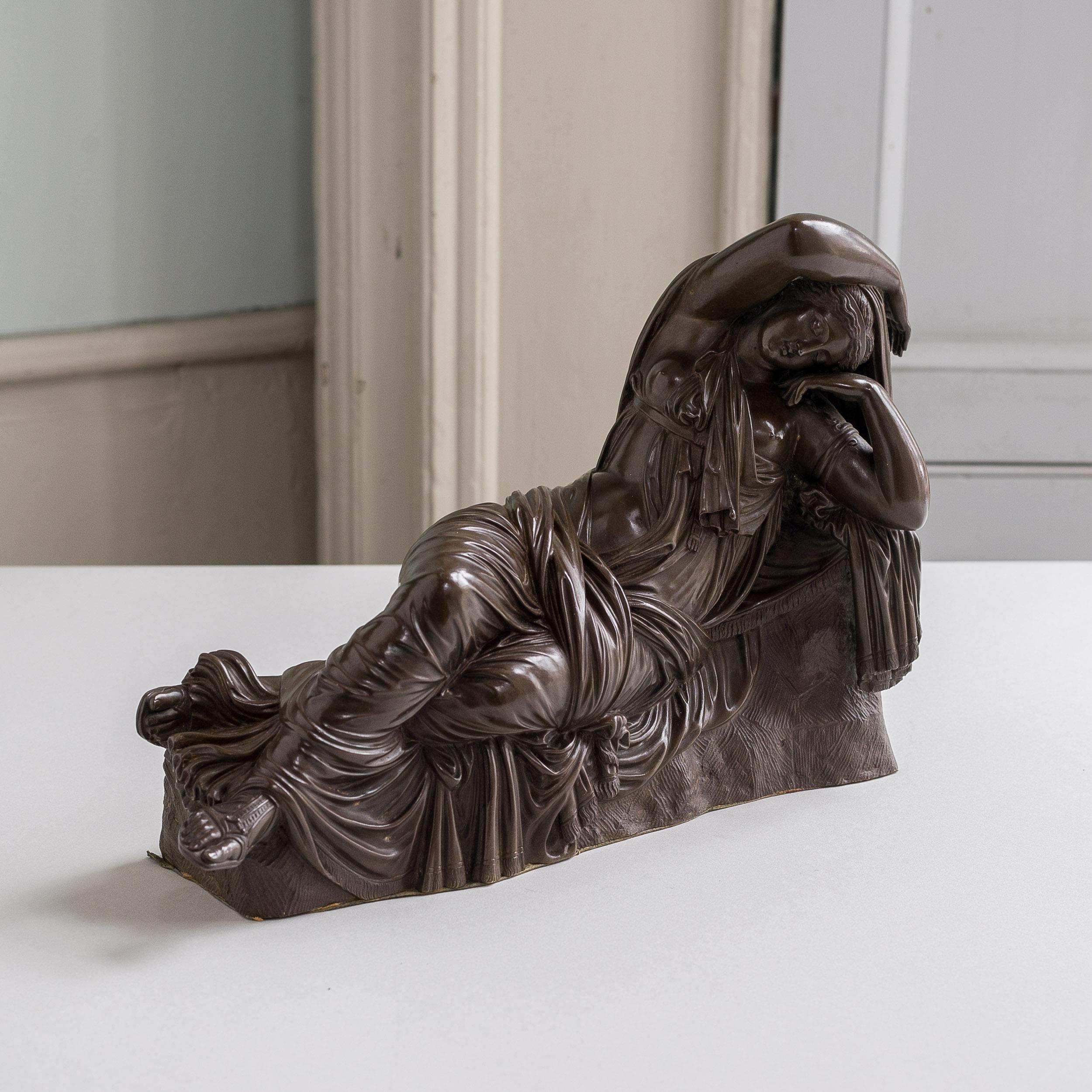 Un bronze français du XIXe siècle représentant l'Ariane endormie, d'après l'antique, l'