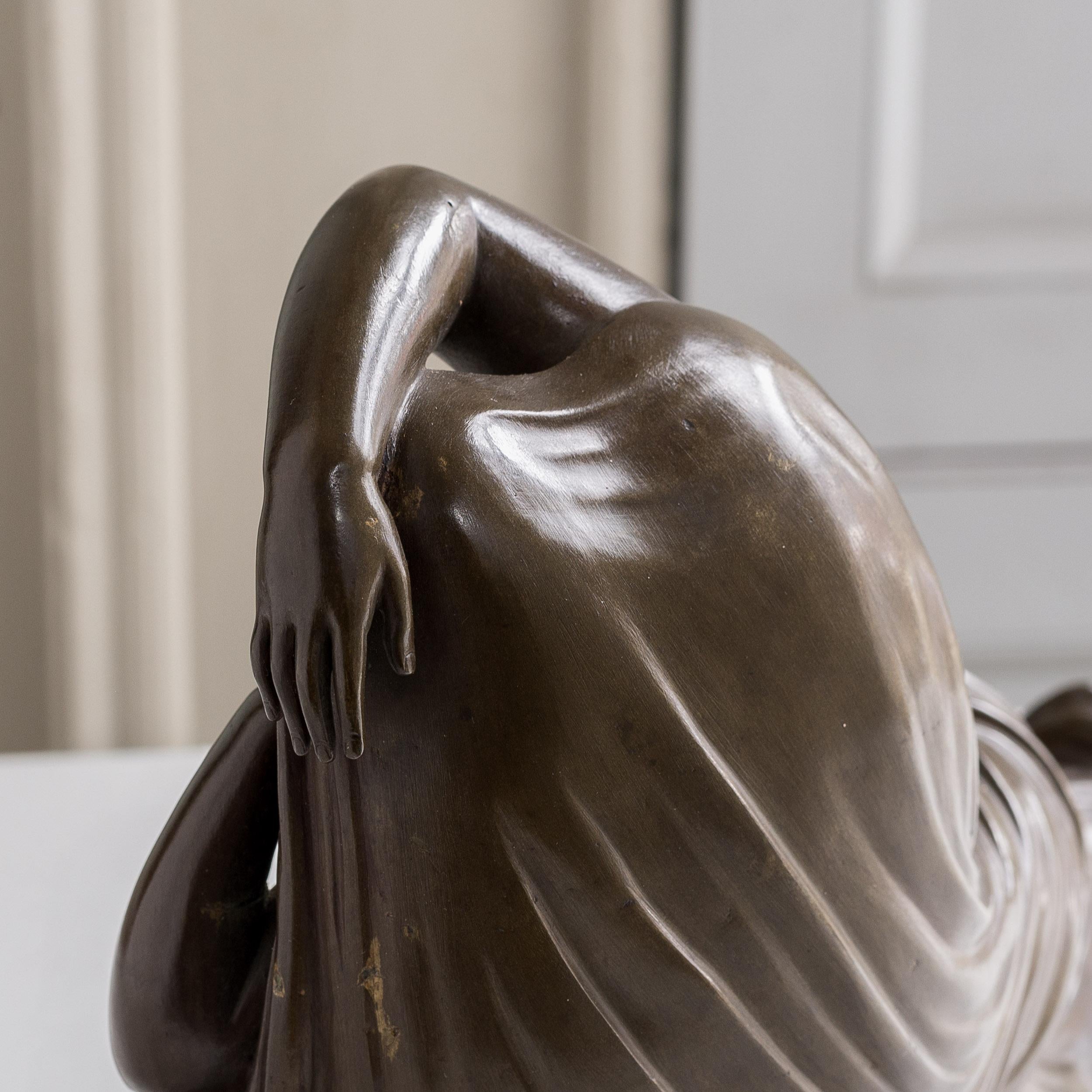 Bronze français du XIXe siècle représentant l'Ariane endormie en vente 3