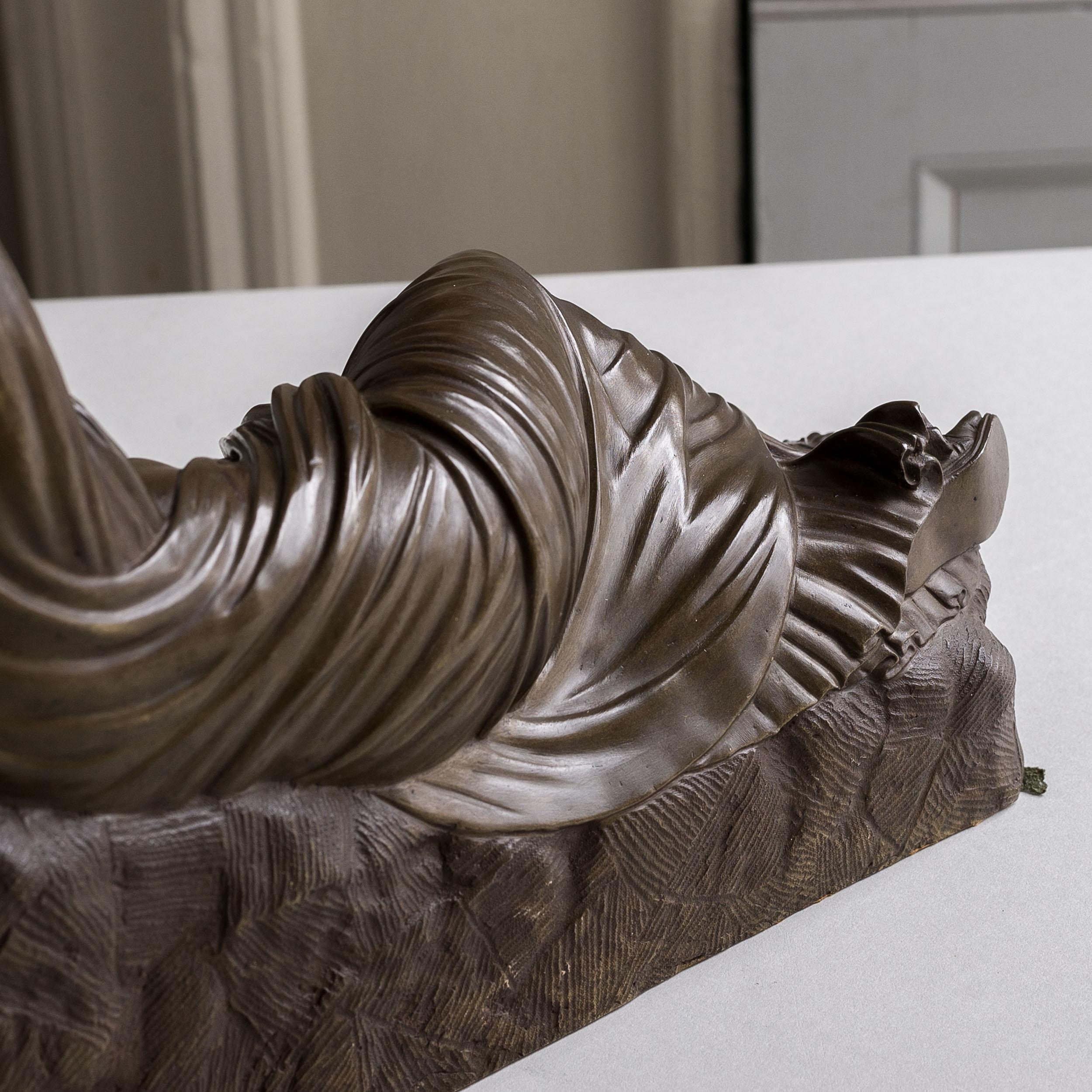 Bronze français du XIXe siècle représentant l'Ariane endormie en vente 4
