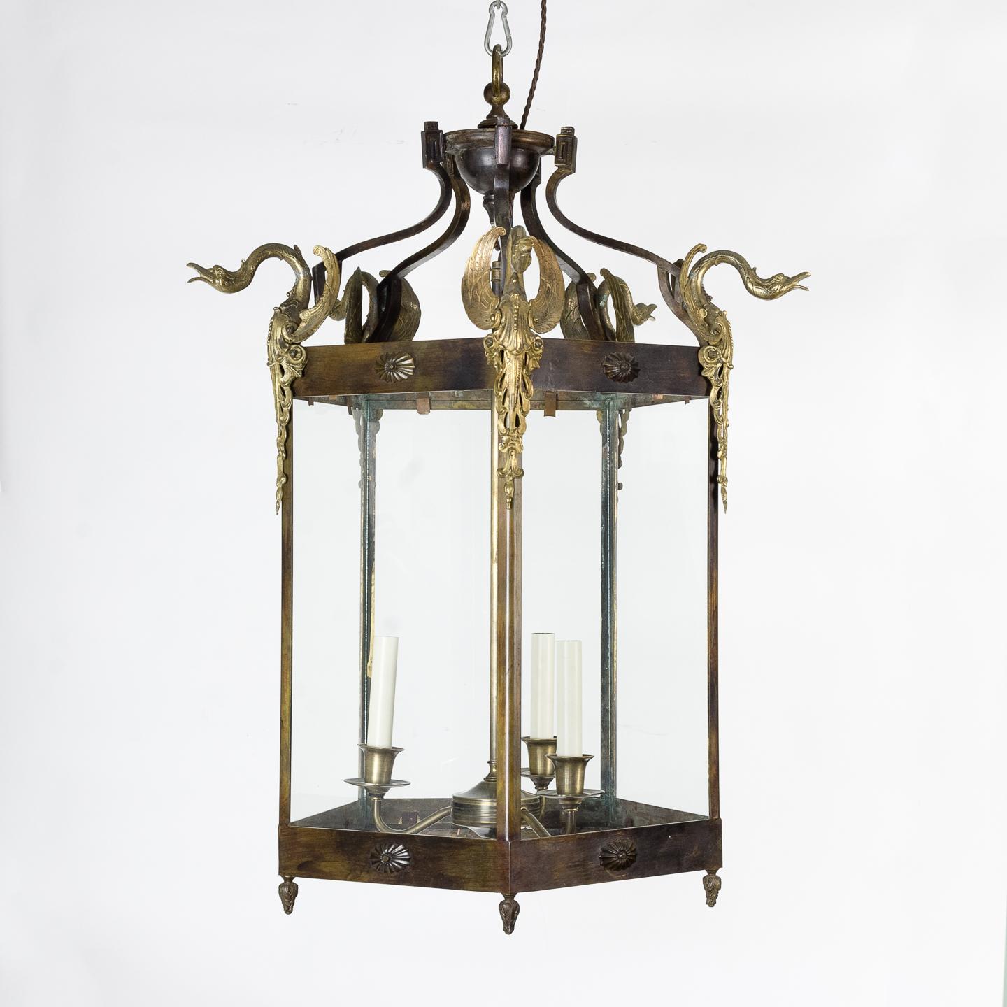 lanterne d'entrée de style Empire français du 19ème siècle, de forme pentagonale avec des montures de cygnes dorés à chaque sommet et une suspension à trois lumières à l'intérieur.