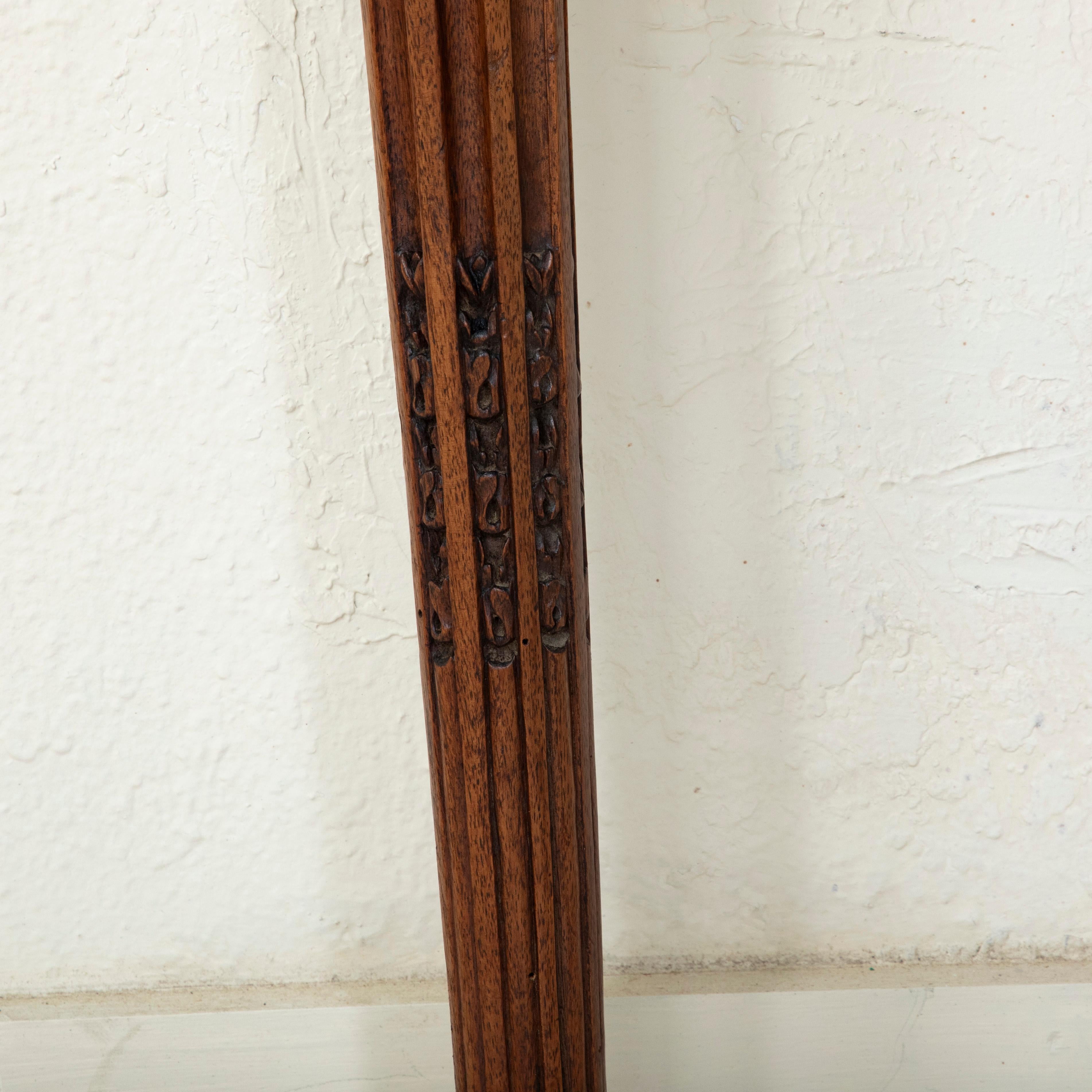 Tavolo consolle demi-lune in legno di noce in stile Luigi XVI del XIX secolo, marmo in vendita 5