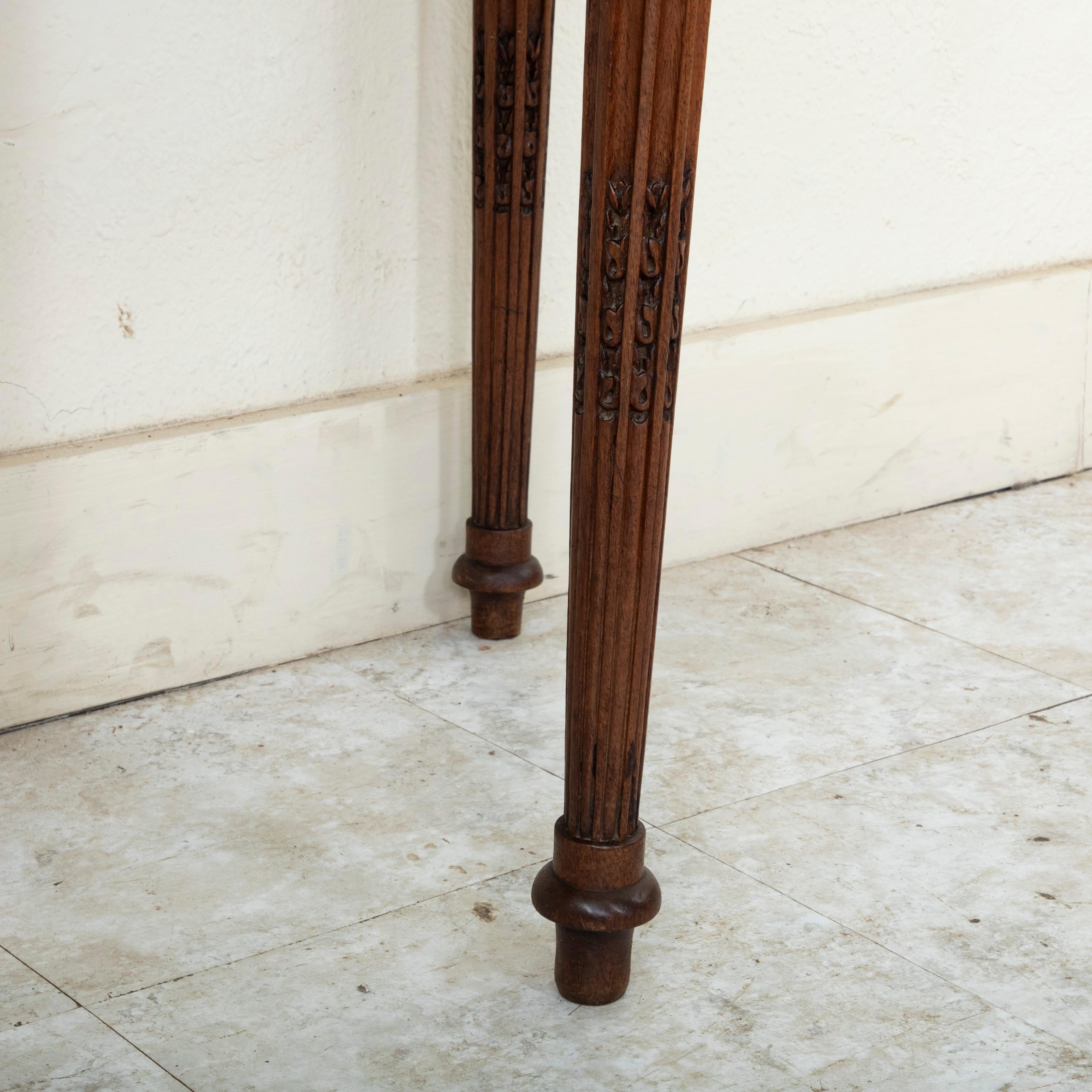 Tavolo consolle demi-lune in legno di noce in stile Luigi XVI del XIX secolo, marmo in vendita 6