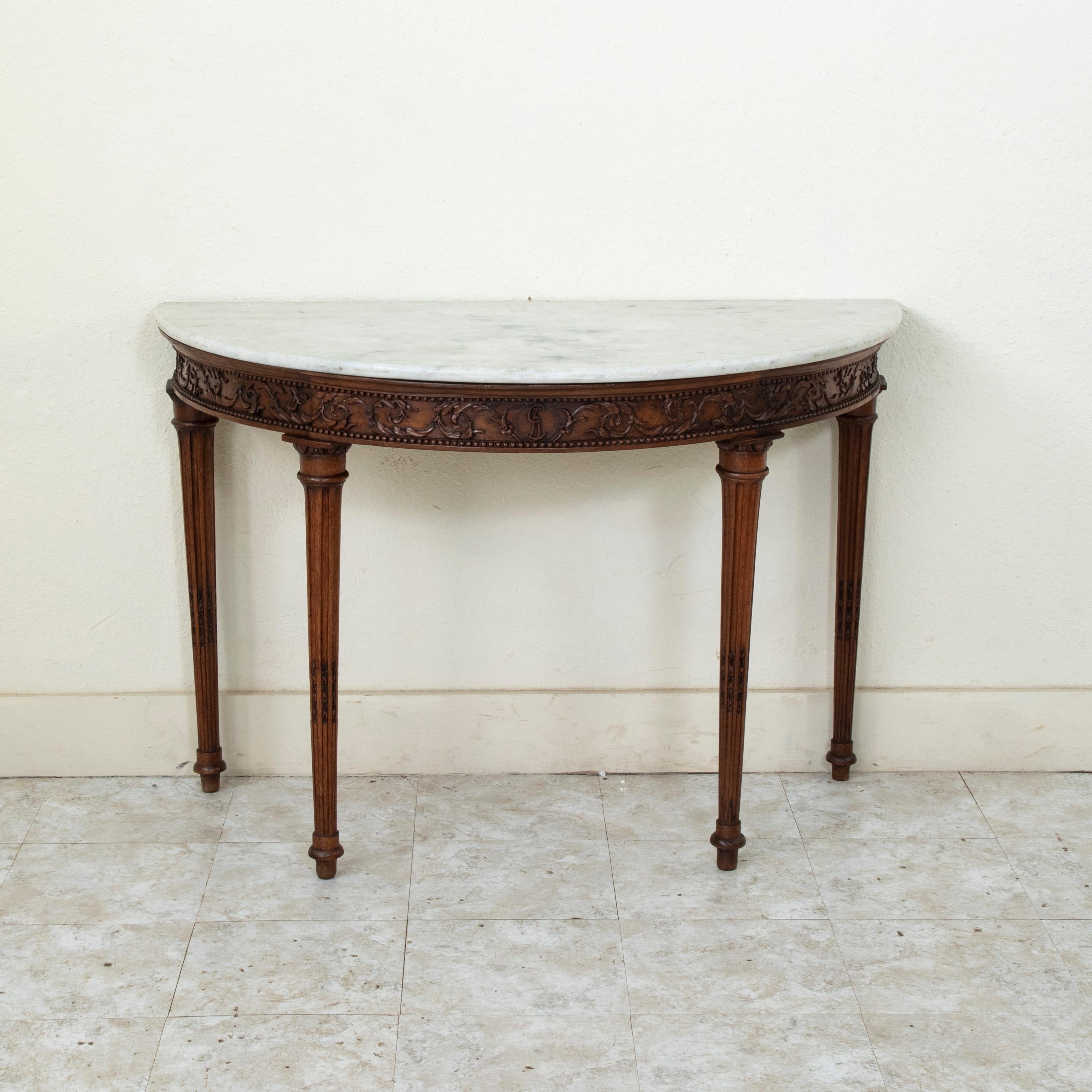 Francese Tavolo consolle demi-lune in legno di noce in stile Luigi XVI del XIX secolo, marmo in vendita
