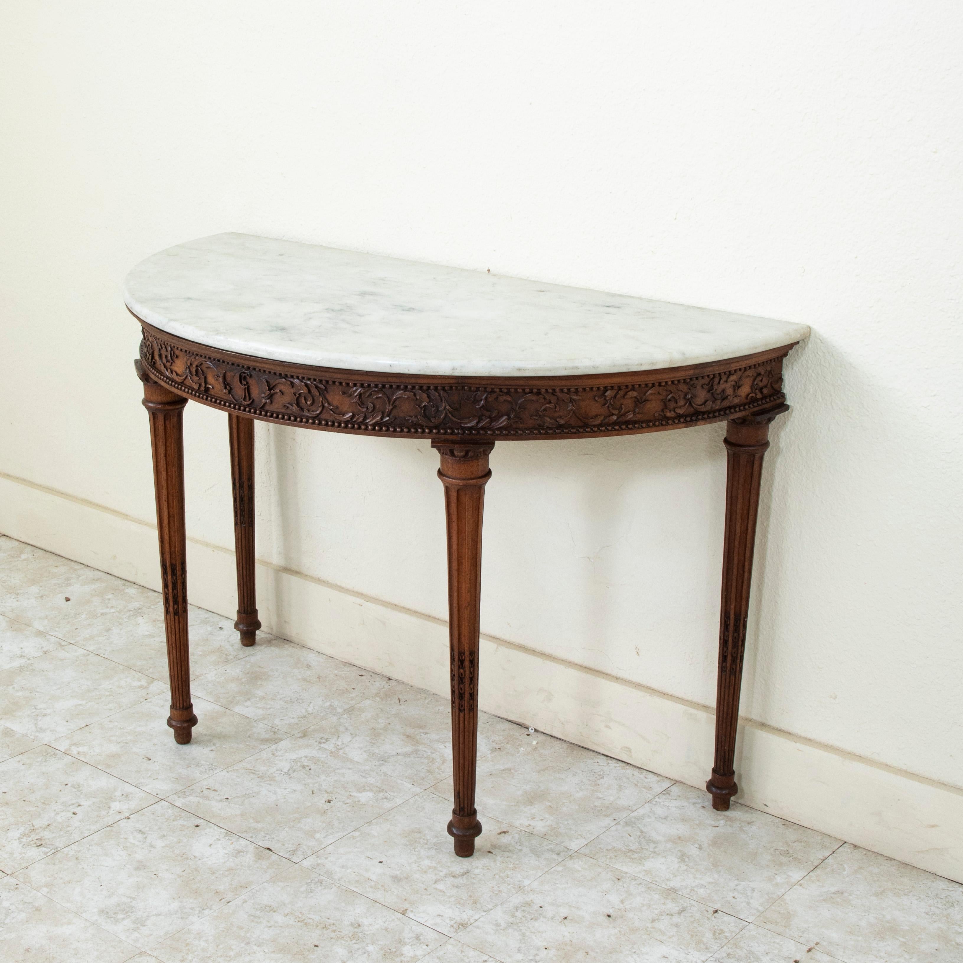 Intagliato a mano Tavolo consolle demi-lune in legno di noce in stile Luigi XVI del XIX secolo, marmo in vendita