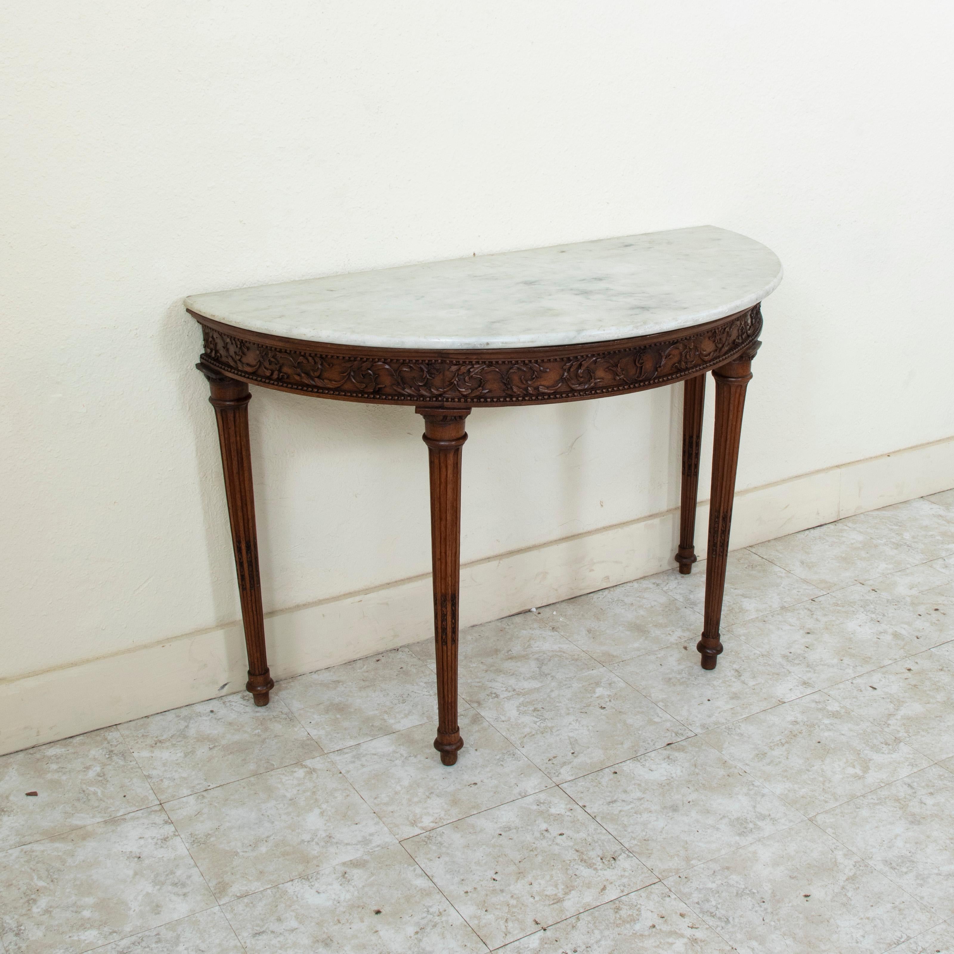 Tavolo consolle demi-lune in legno di noce in stile Luigi XVI del XIX secolo, marmo in vendita 1