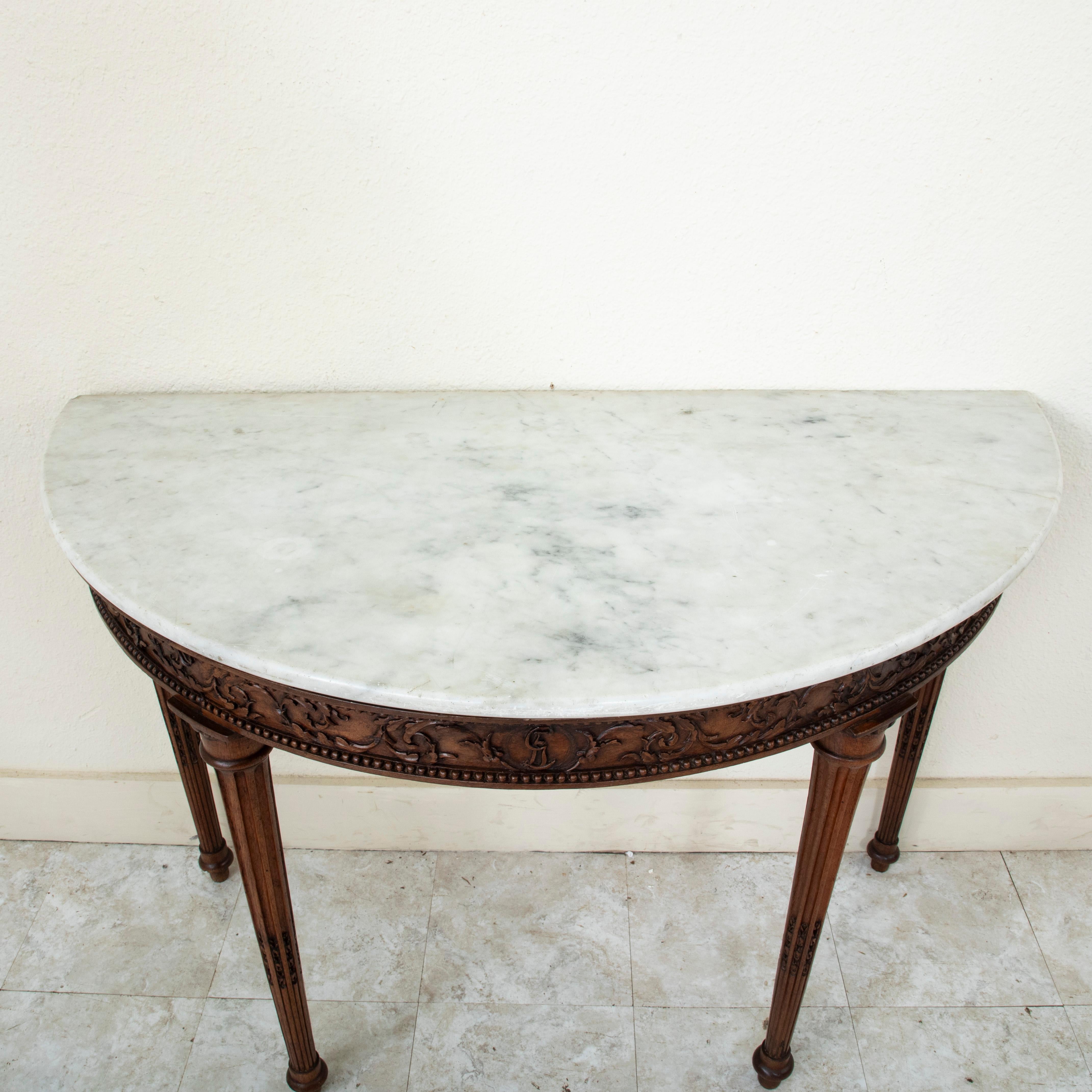 Tavolo consolle demi-lune in legno di noce in stile Luigi XVI del XIX secolo, marmo in vendita 2