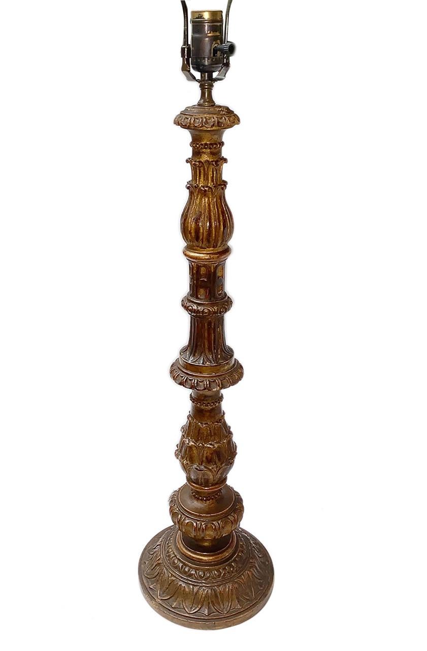 Ein italienischer geschnitzter Vergoldungsholz-Kerzenhalter aus der Mitte des 19. Jahrhunderts, der elektrifiziert wurde, um als Tischlampe zu funktionieren.

Abmessungen:
Höhe des Körpers: 28