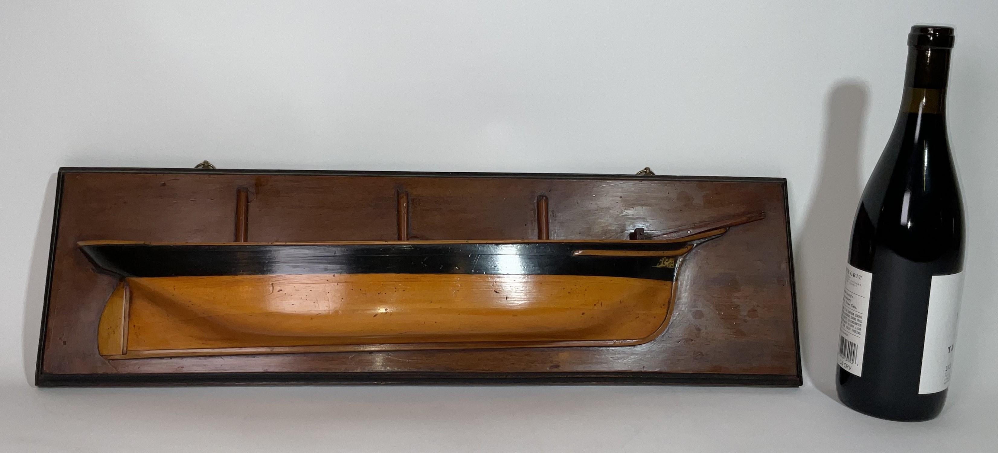 Bellissimo mezzo modello antico di un barcone a tre alberi con finitura liscia e verniciata, timone, alberi stubbed, bompresso, scie dipinte, chiglia, etc.etc. Montato su un pannello posteriore scanalato.

Peso:    4 libbre.
Dimensioni complessive: 