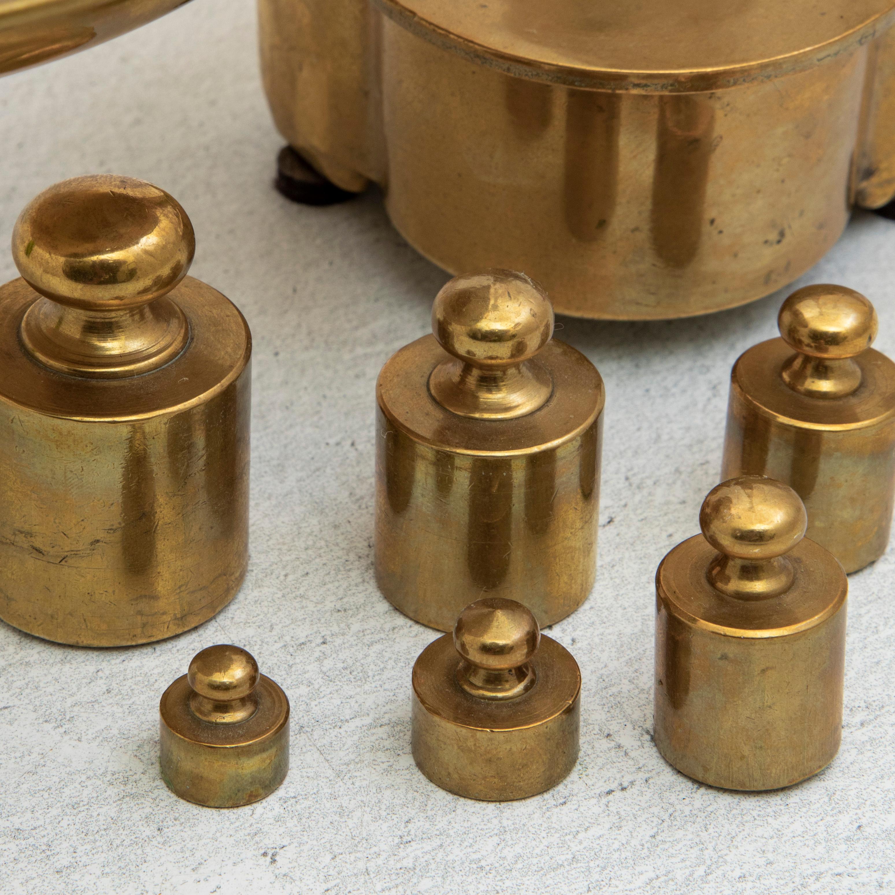Balance suspendue en bronze du XIXe siècle avec six poids emboîtés, 21 pouces de haut en vente 6