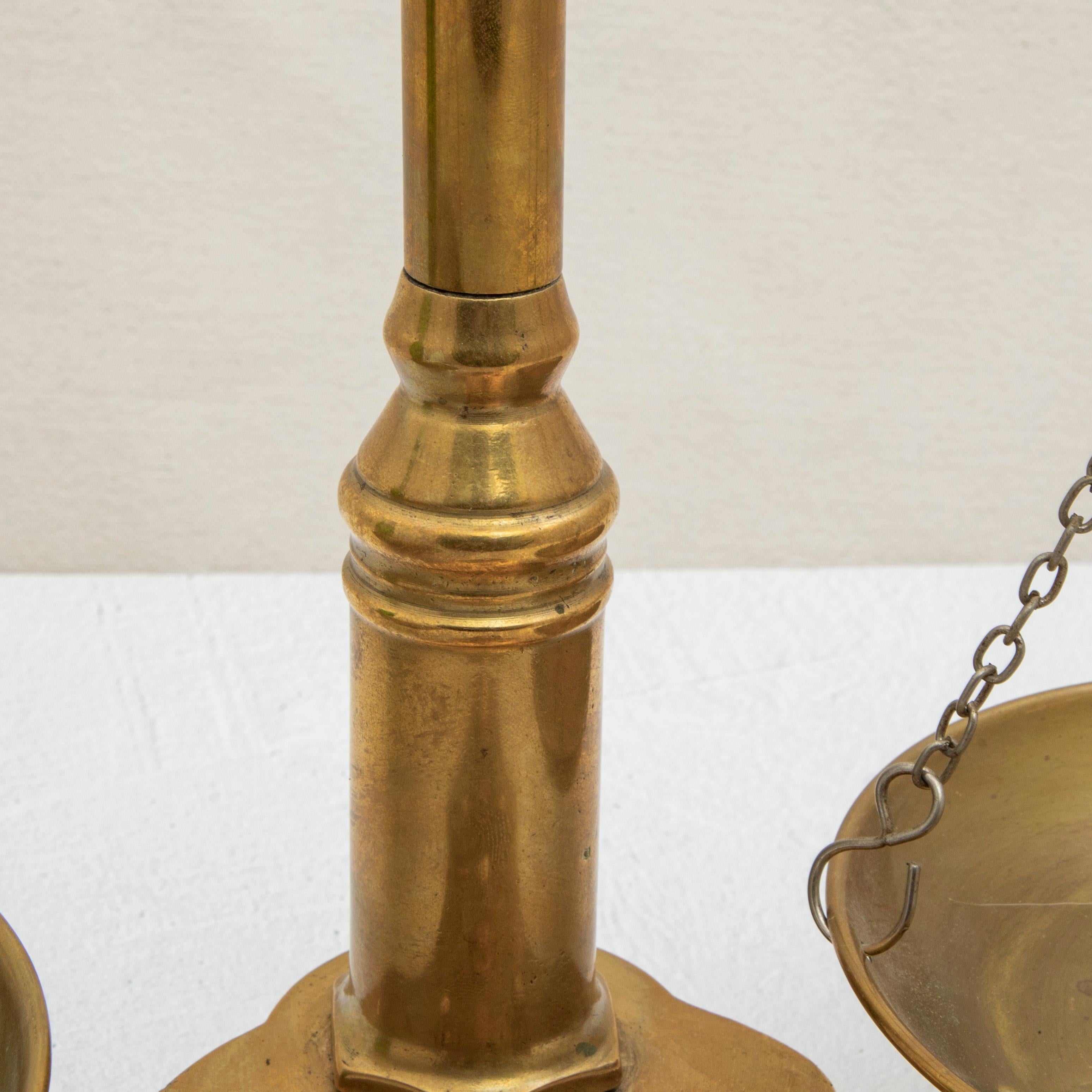 Balance suspendue en bronze du XIXe siècle avec six poids emboîtés, 21 pouces de haut en vente 11