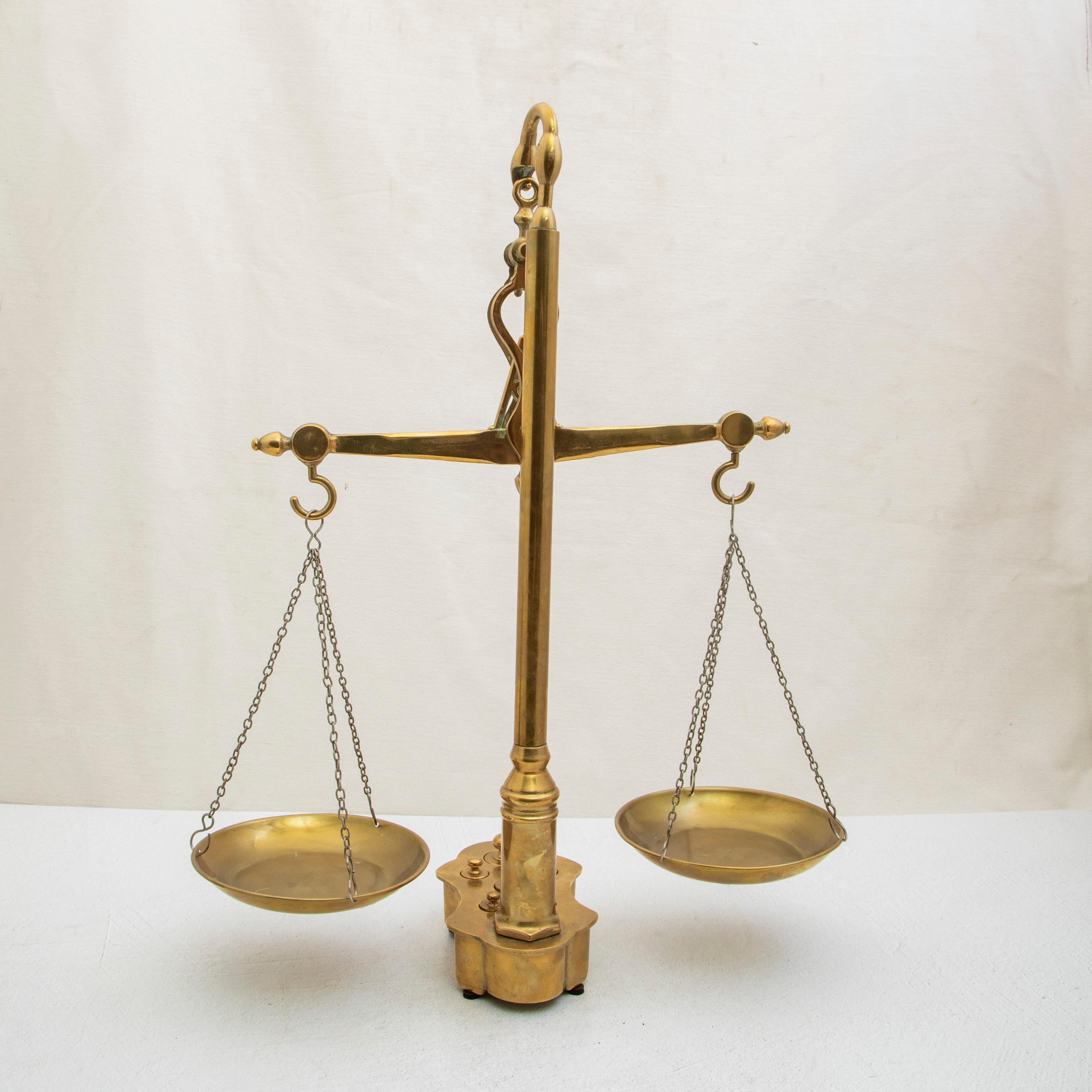 Balance suspendue en bronze du XIXe siècle avec six poids emboîtés, 21 pouces de haut Bon état - En vente à Fayetteville, AR