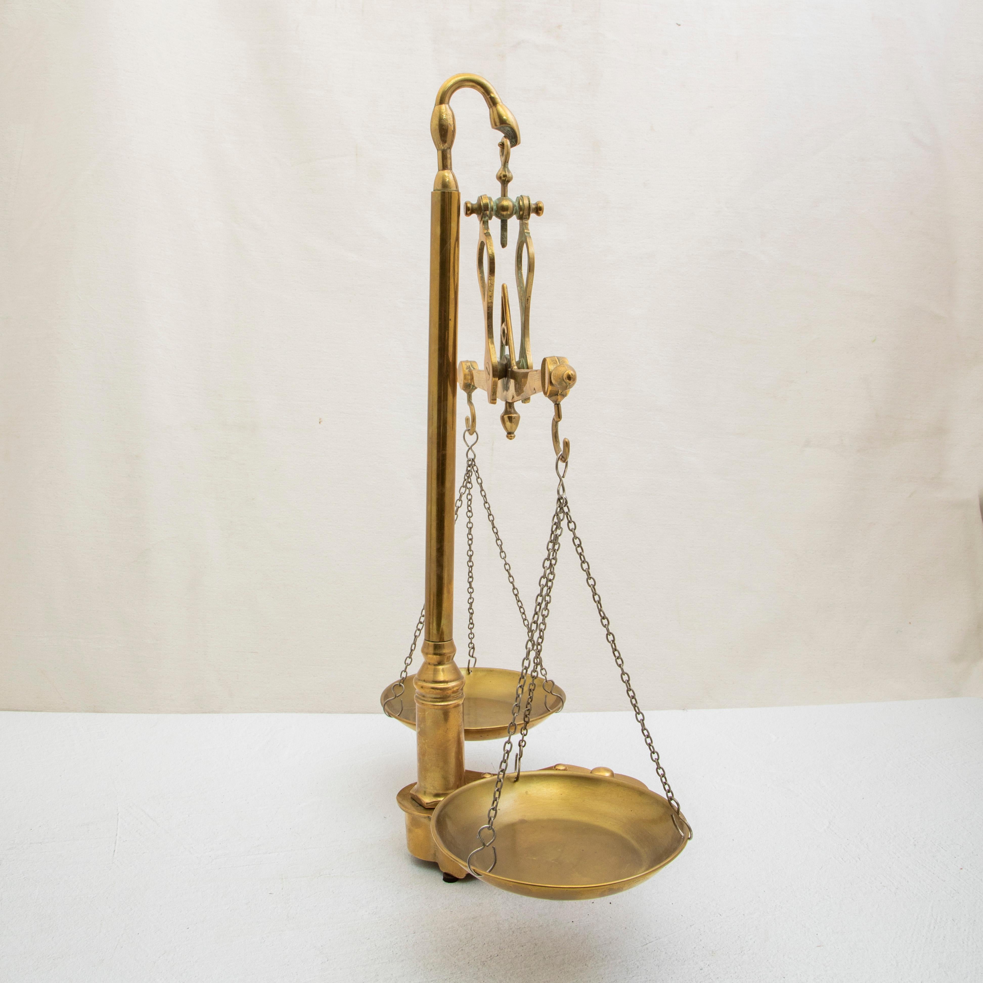 Bronze Balance suspendue en bronze du XIXe siècle avec six poids emboîtés, 21 pouces de haut en vente