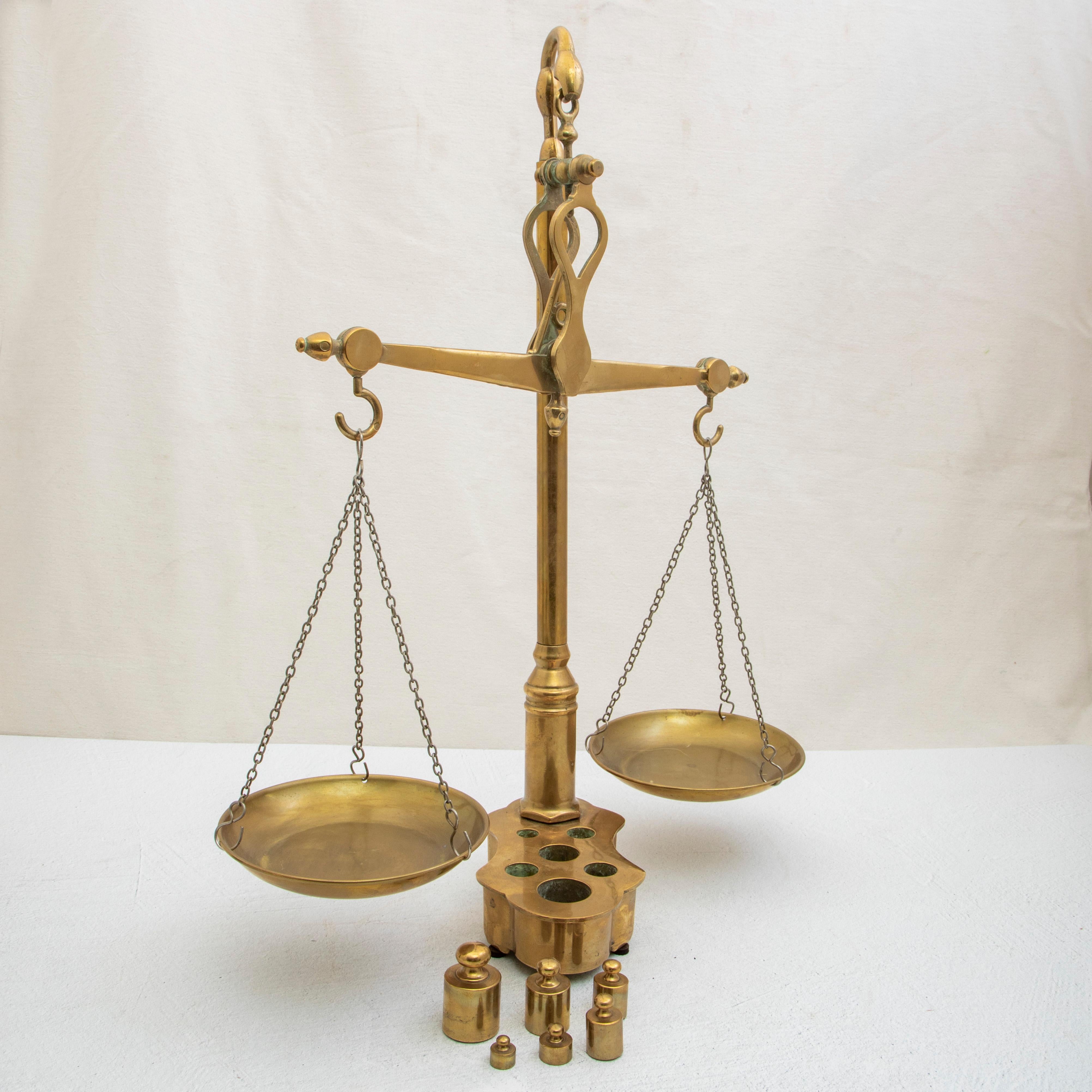 Balance suspendue en bronze du XIXe siècle avec six poids emboîtés, 21 pouces de haut en vente 1