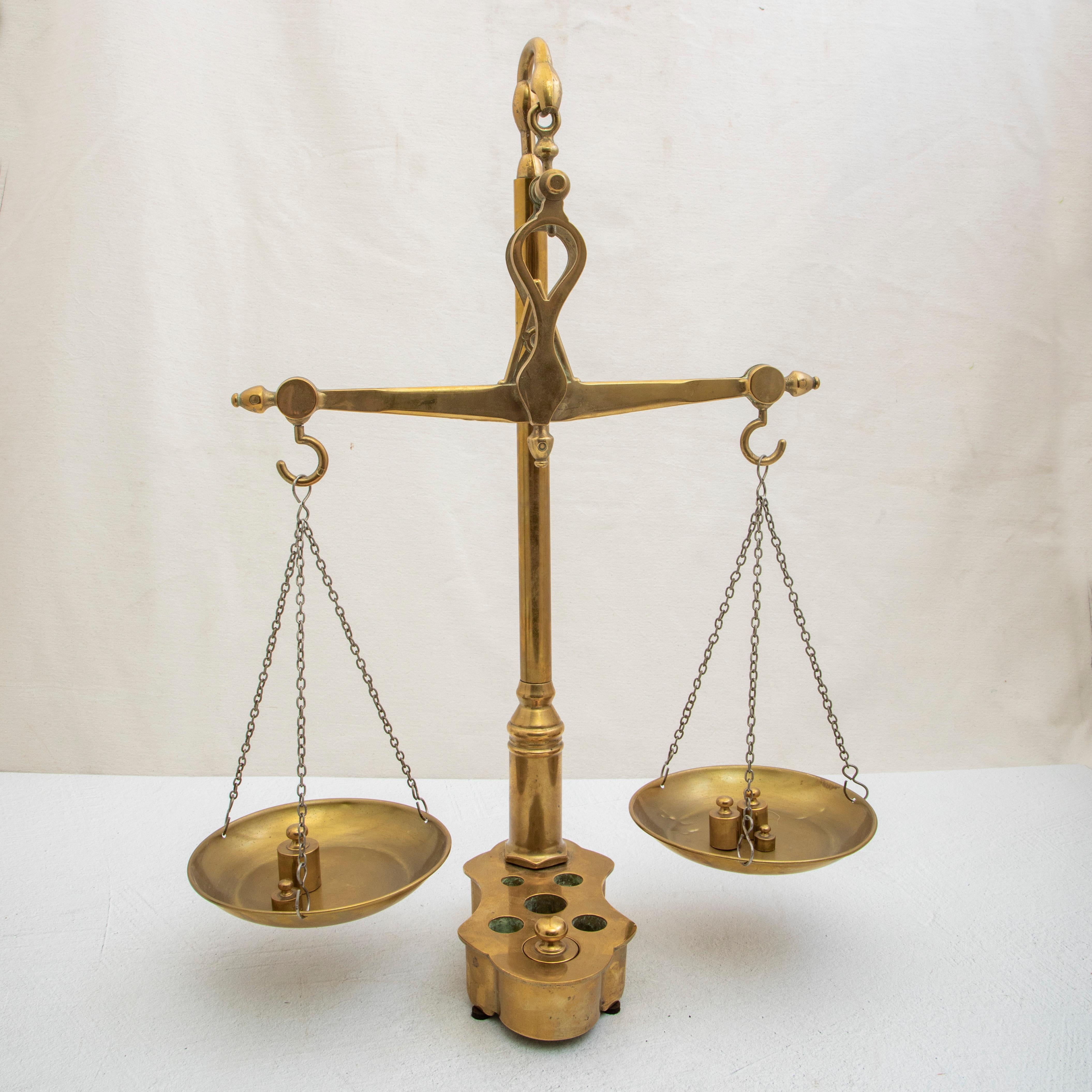 Balance suspendue en bronze du XIXe siècle avec six poids emboîtés, 21 pouces de haut en vente 2