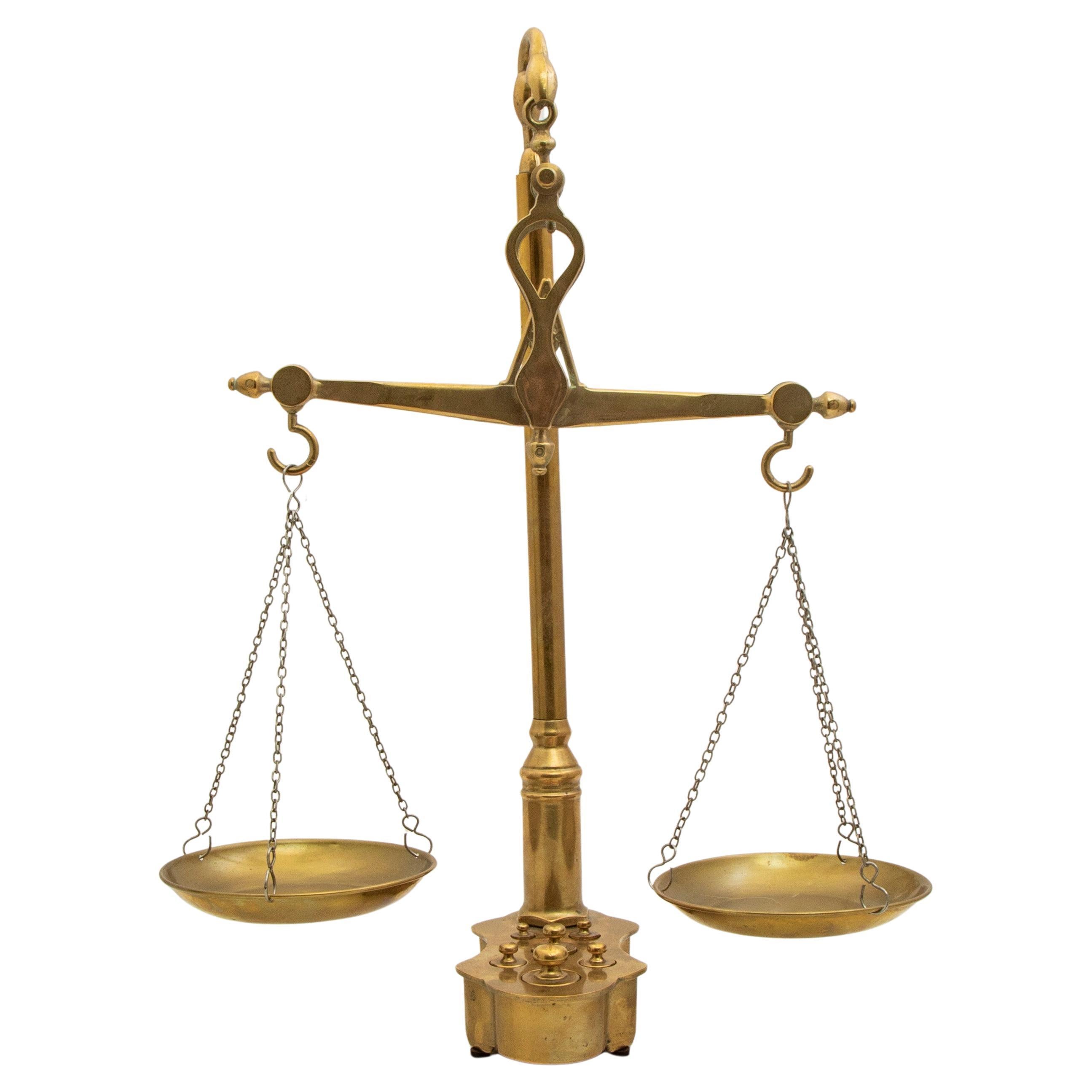 Balance suspendue en bronze du XIXe siècle avec six poids emboîtés, 21 pouces de haut en vente