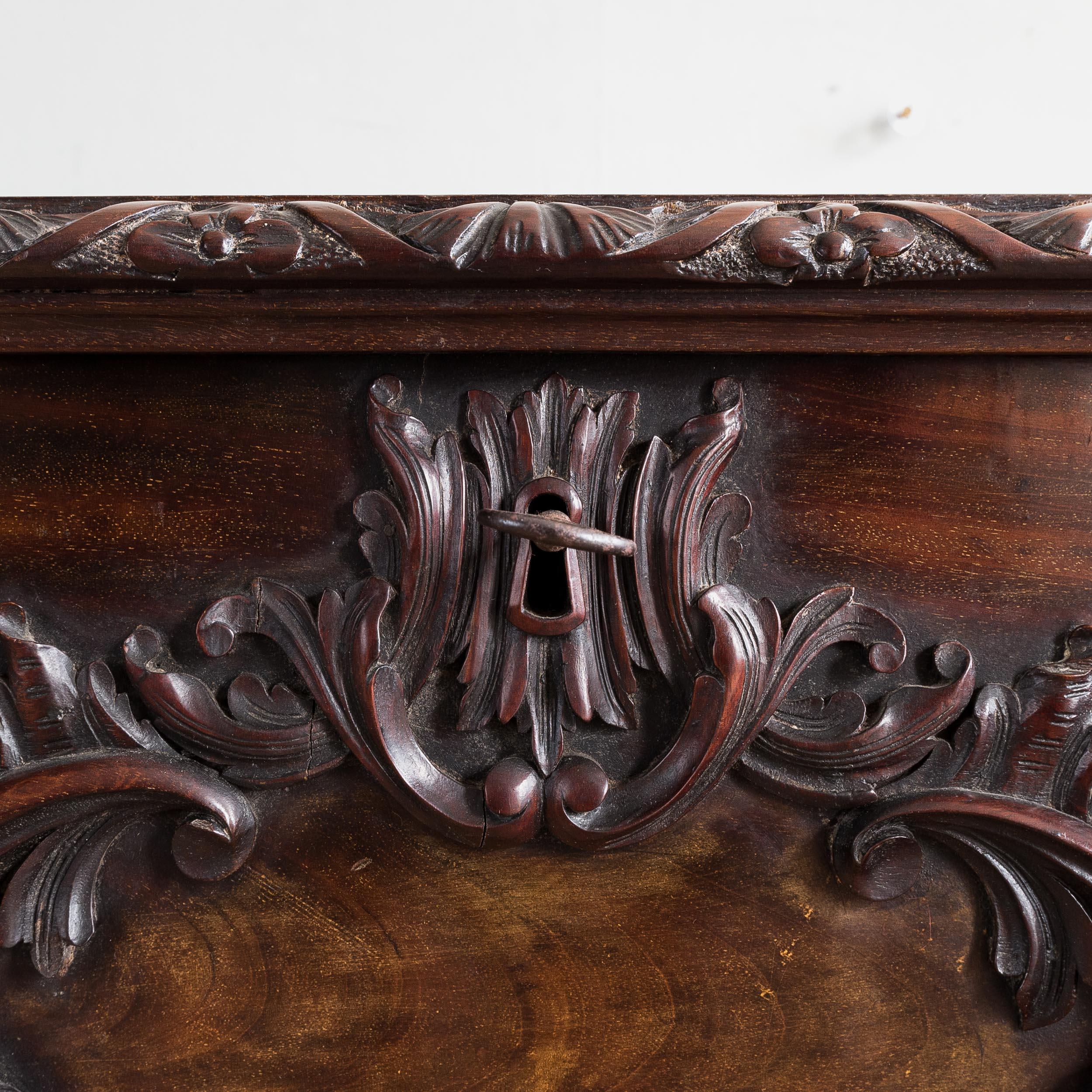 Cassapanca Chippendale in mogano irlandese del XIX secolo in vendita 14
