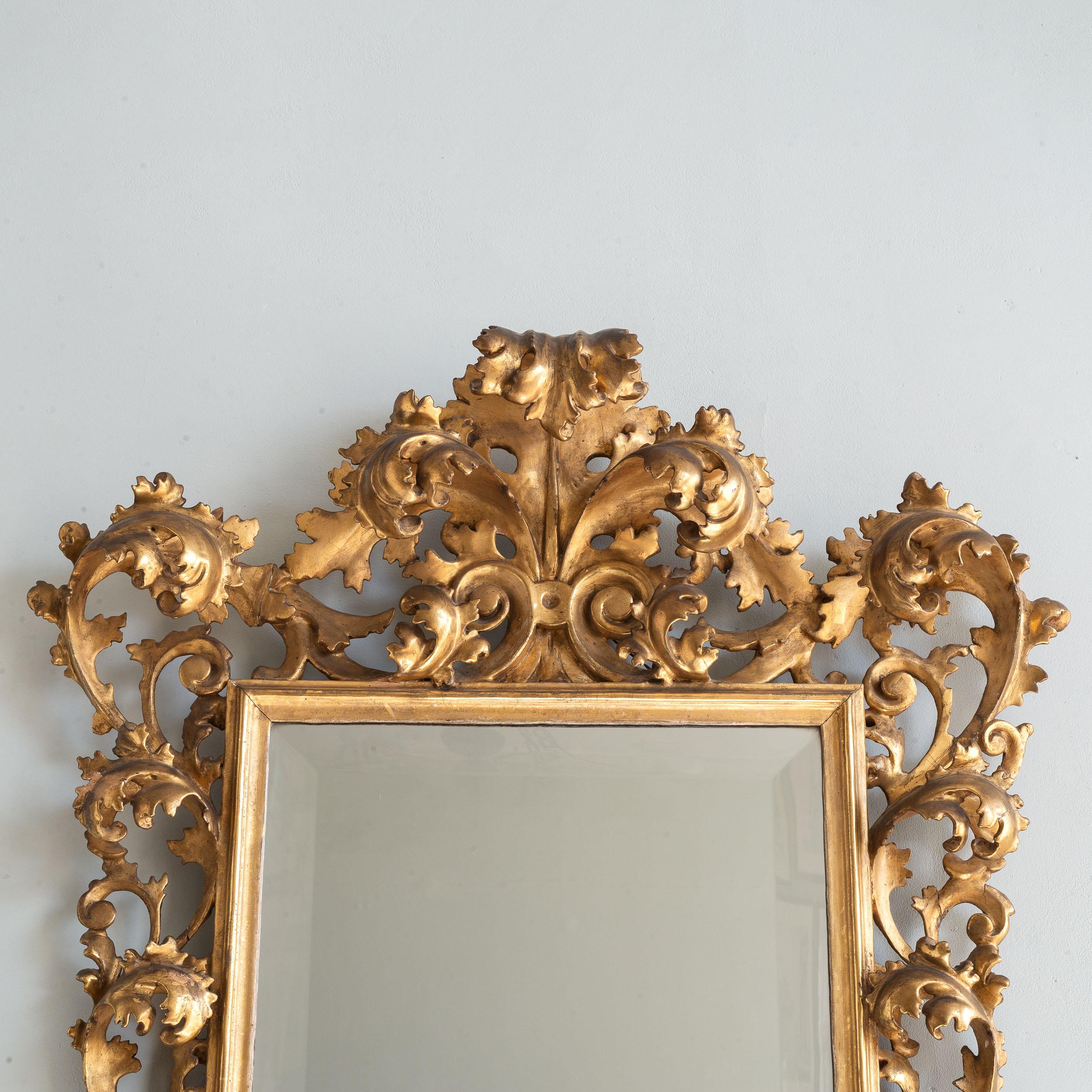 Sculpté à la main Miroir en bois doré italien Florentine du XIXe siècle en vente