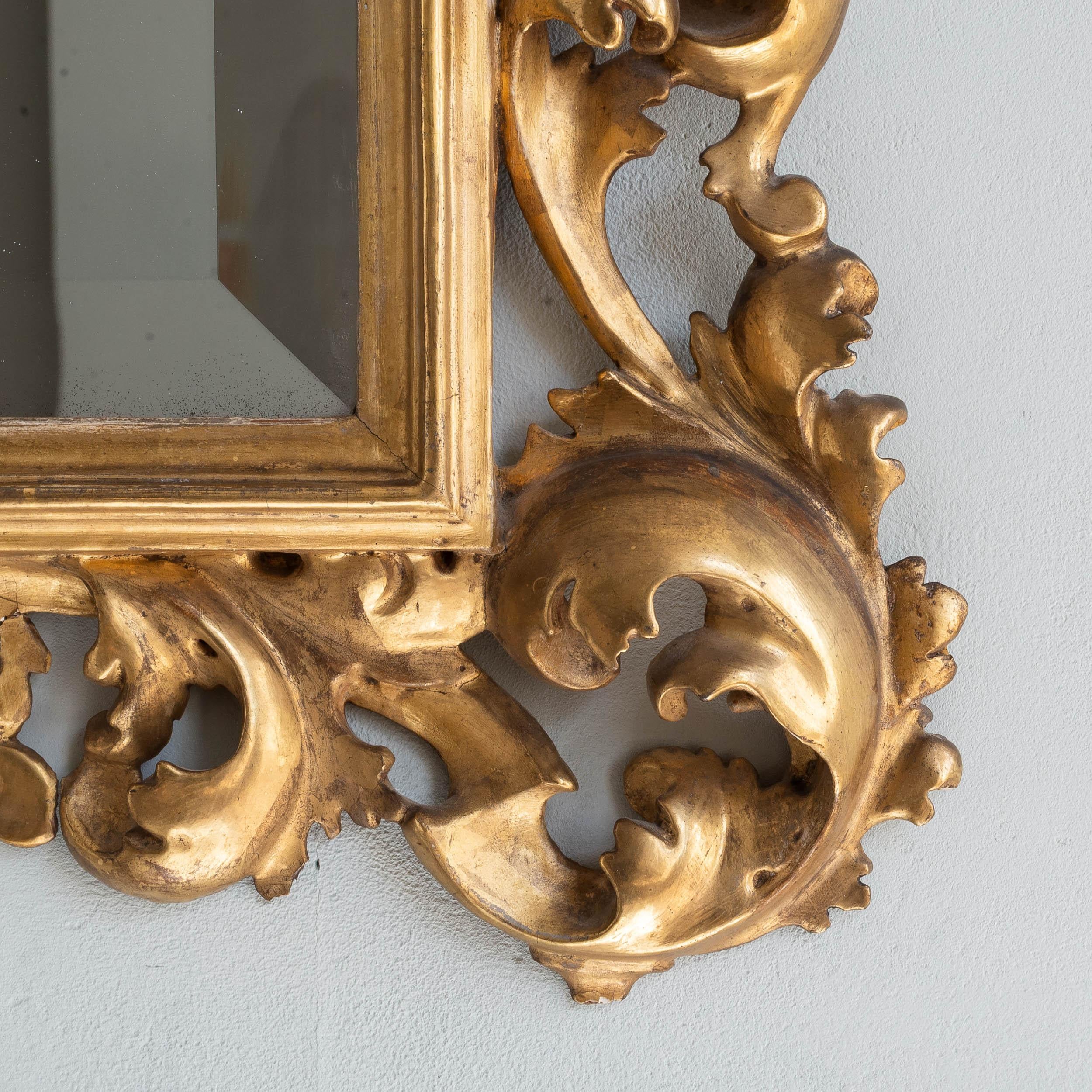 Bois doré Miroir en bois doré italien Florentine du XIXe siècle en vente