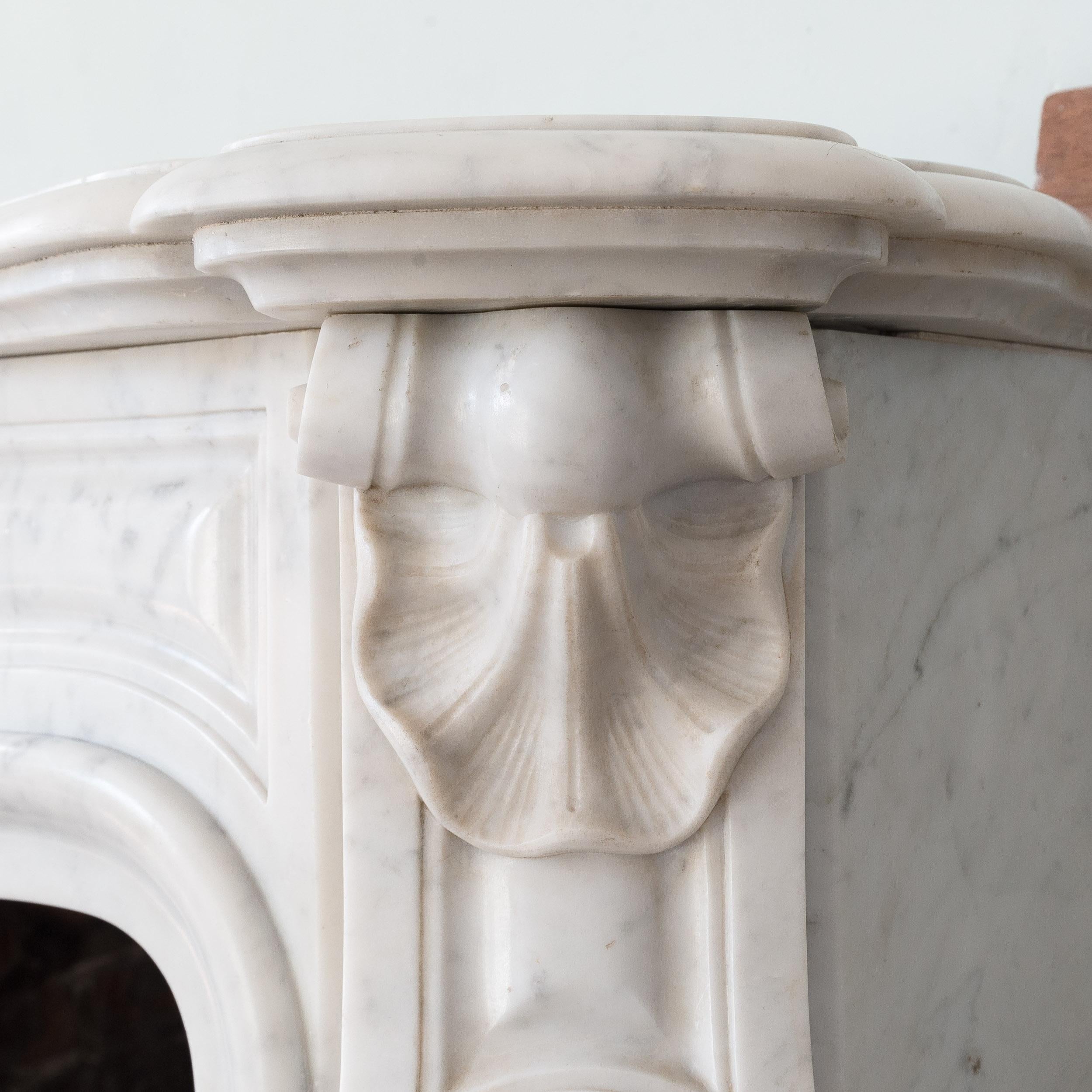 Chimenea estilo Luis XV del siglo XIX en venta 5