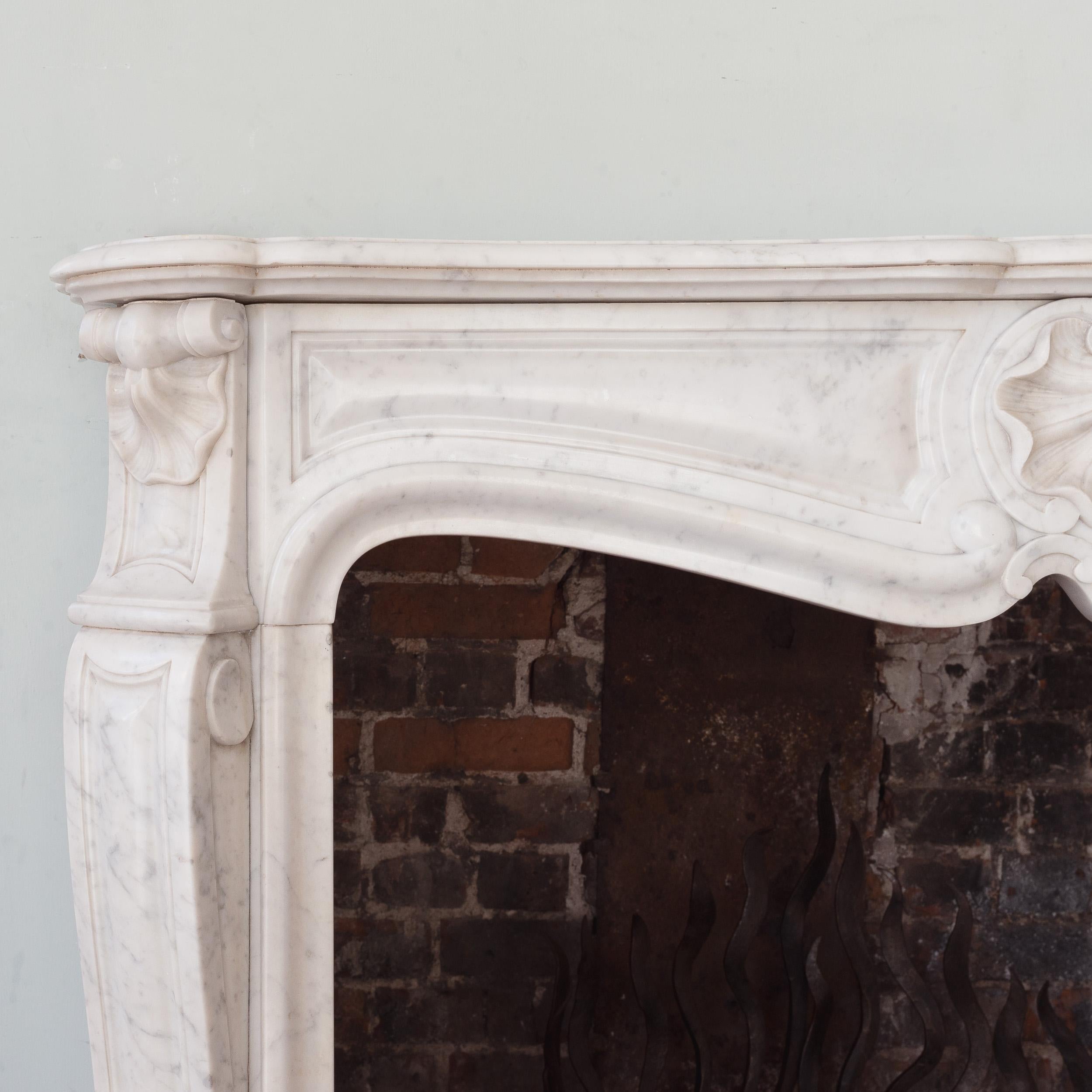 Chimenea estilo Luis XV del siglo XIX Mármol de Carrara en venta