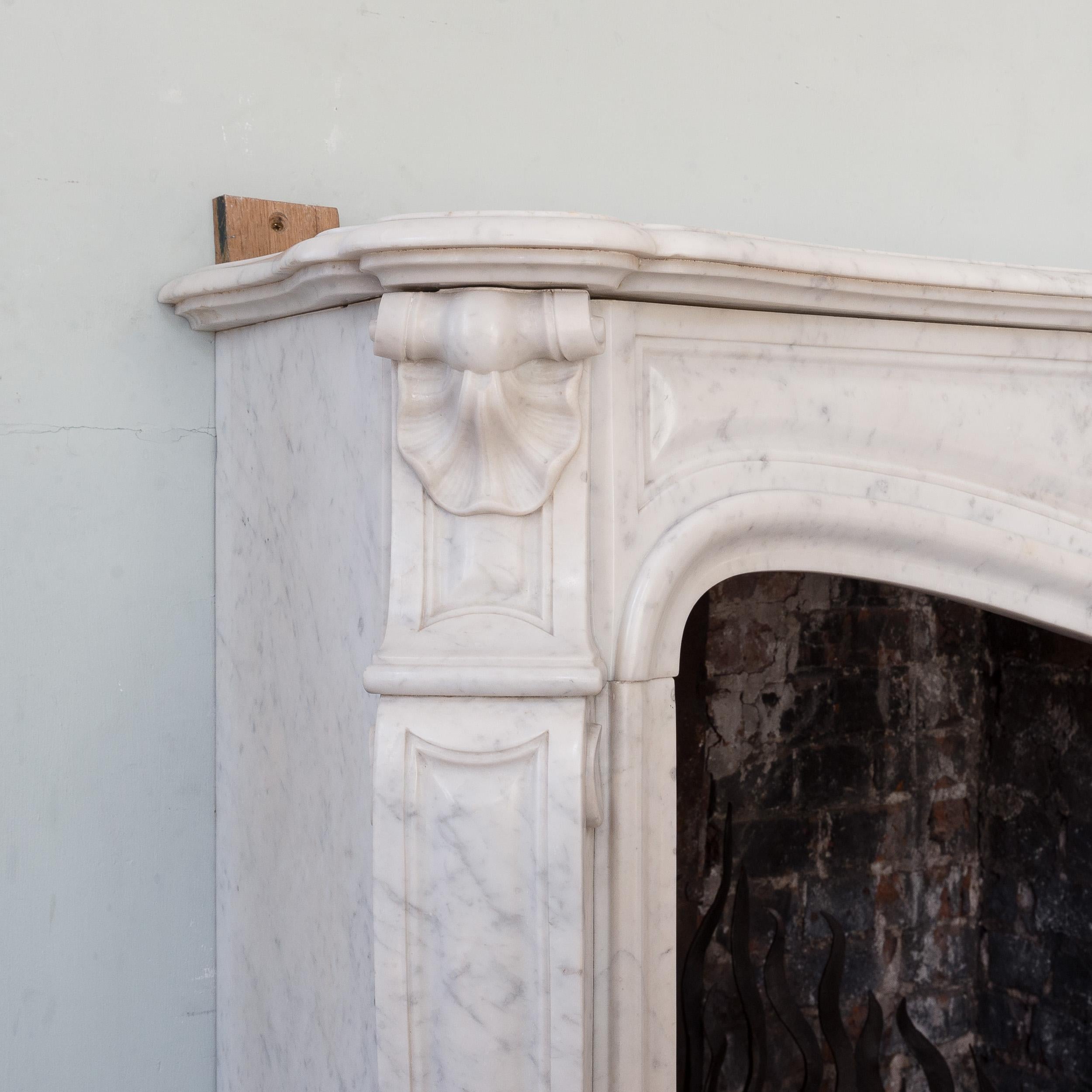 Chimenea estilo Luis XV del siglo XIX en venta 1