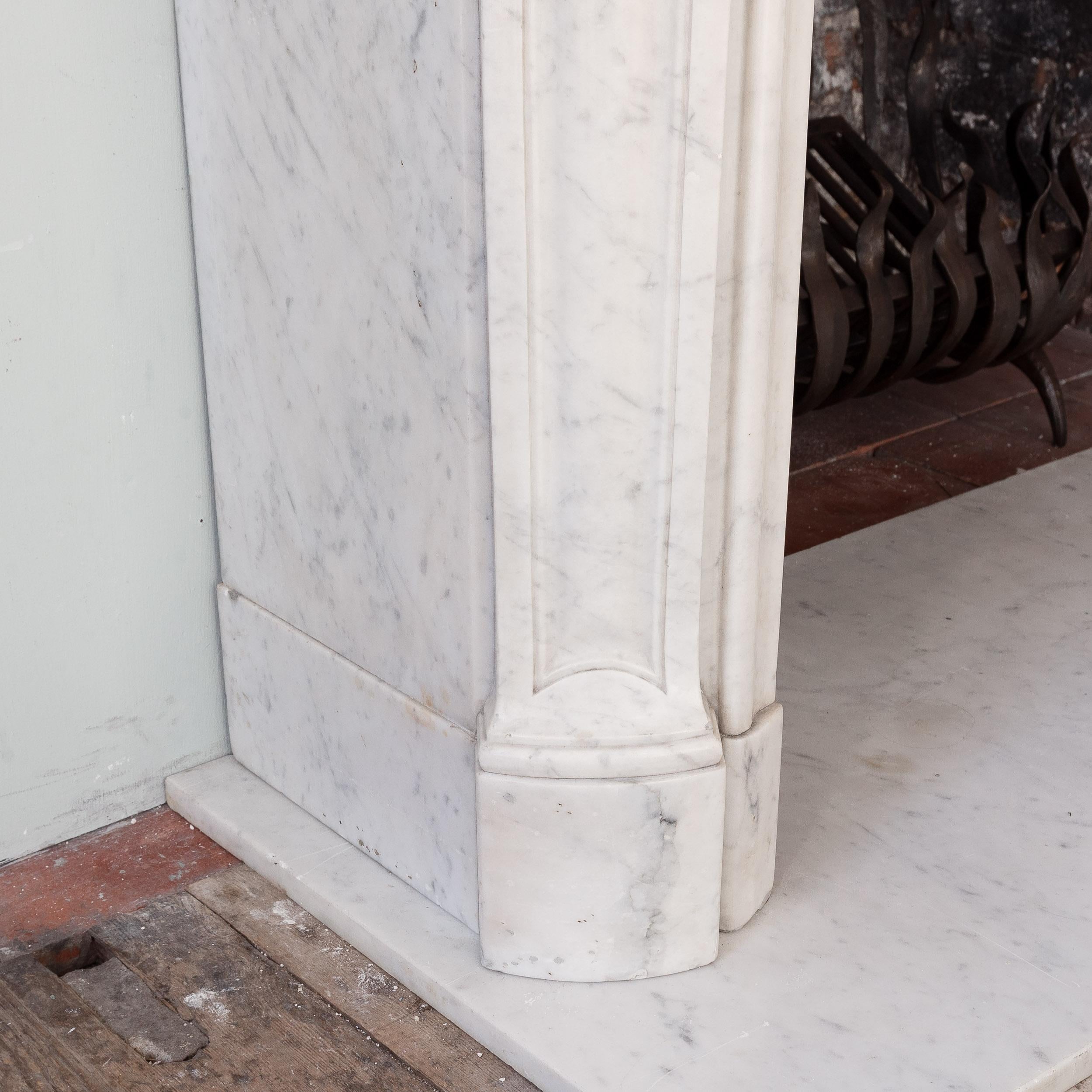 Chimenea estilo Luis XV del siglo XIX en venta 2