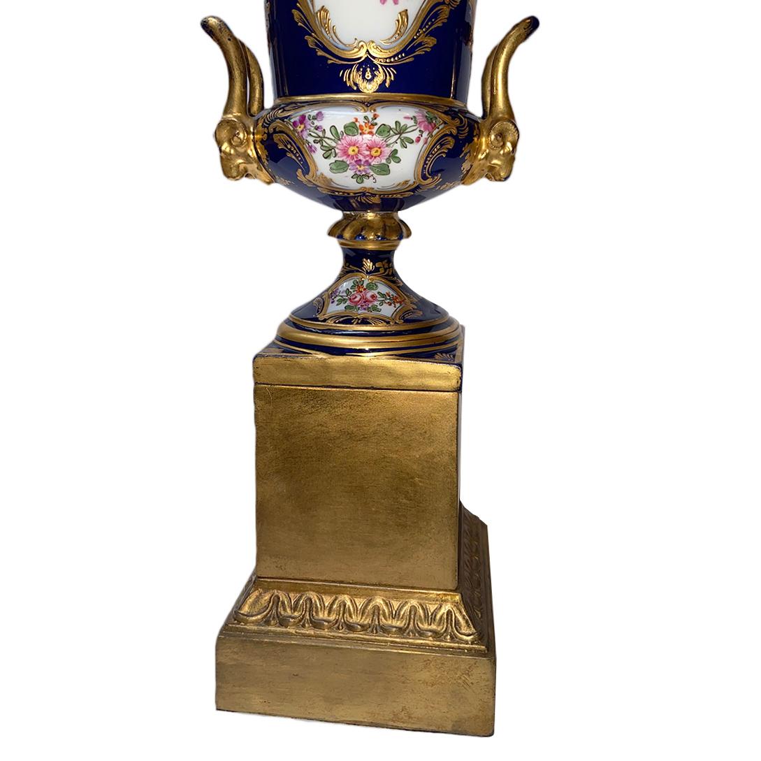 Bronze Lampes de table urne en porcelaine du XIXe siècle en vente