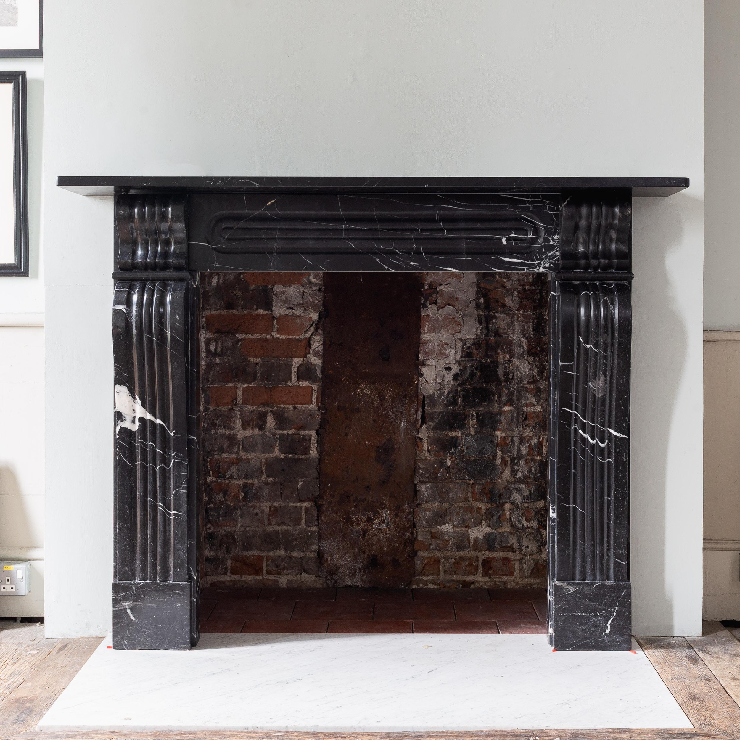 Cheminée console Radford noire du XIXe siècle en vente 4