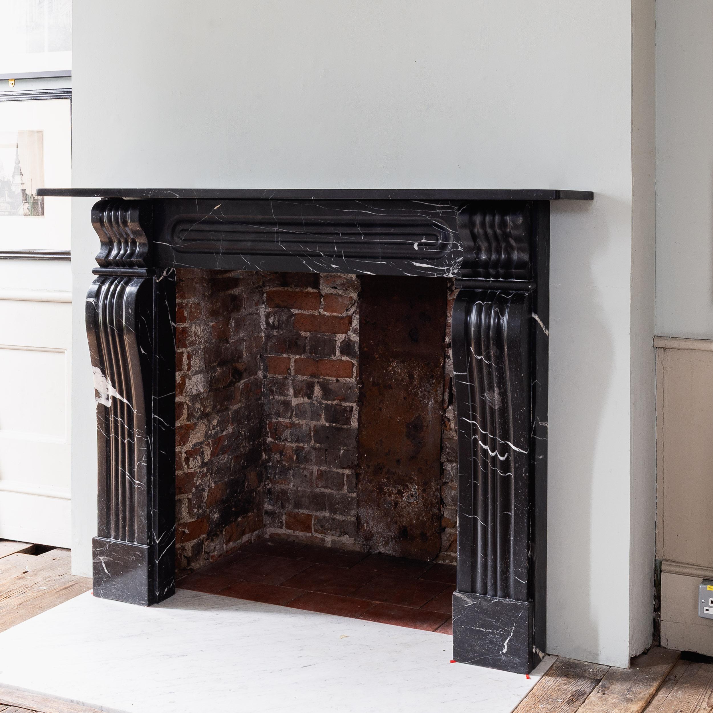 Cheminée console Radford noire du XIXe siècle en vente 5