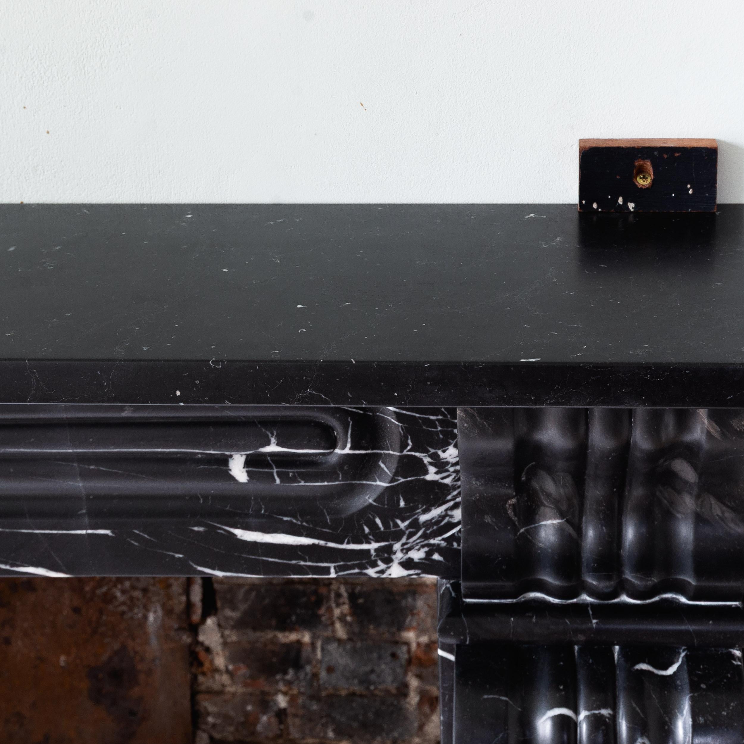 Cheminée console Radford noire du XIXe siècle en vente 9