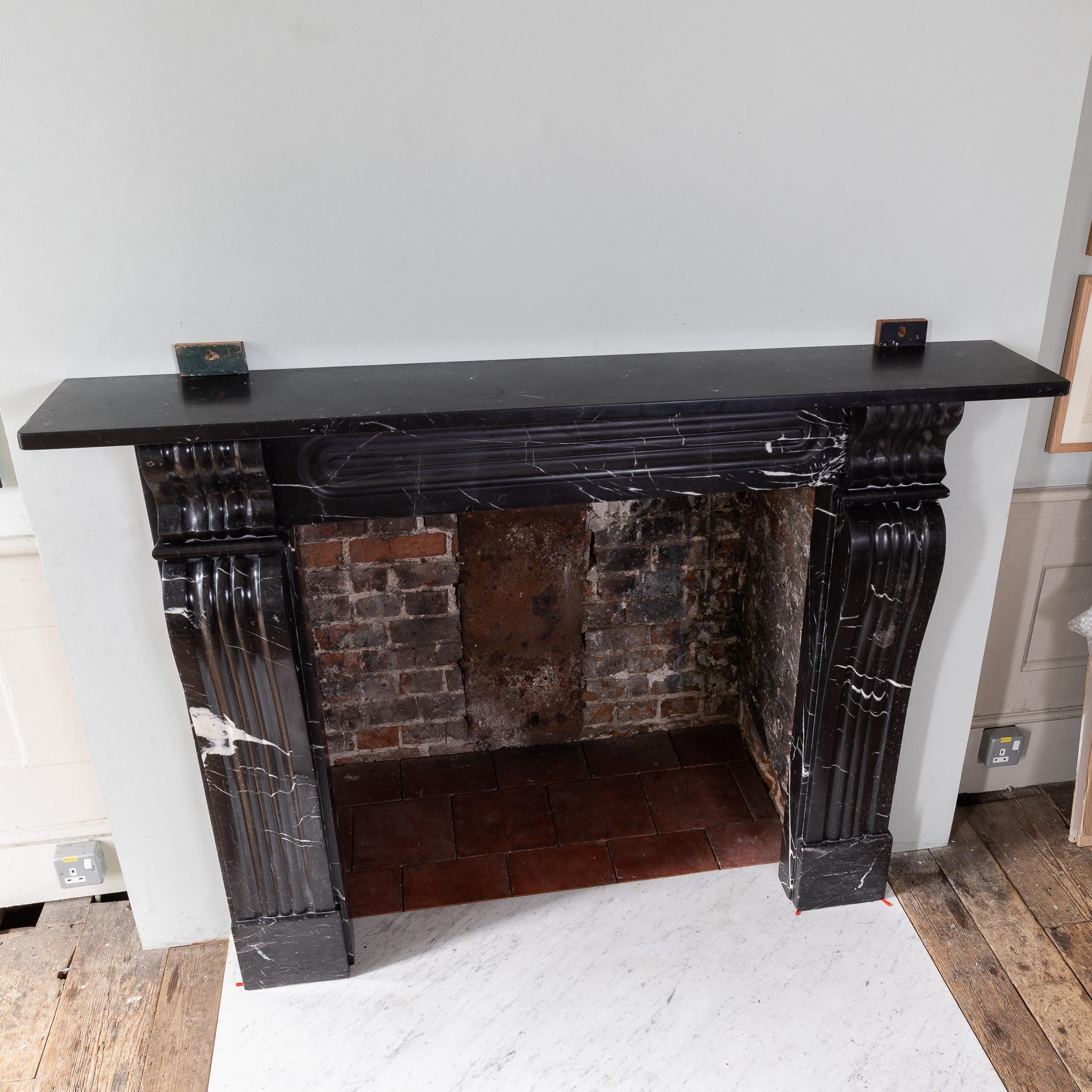 Cheminée console Radford noire du XIXe siècle en vente 10