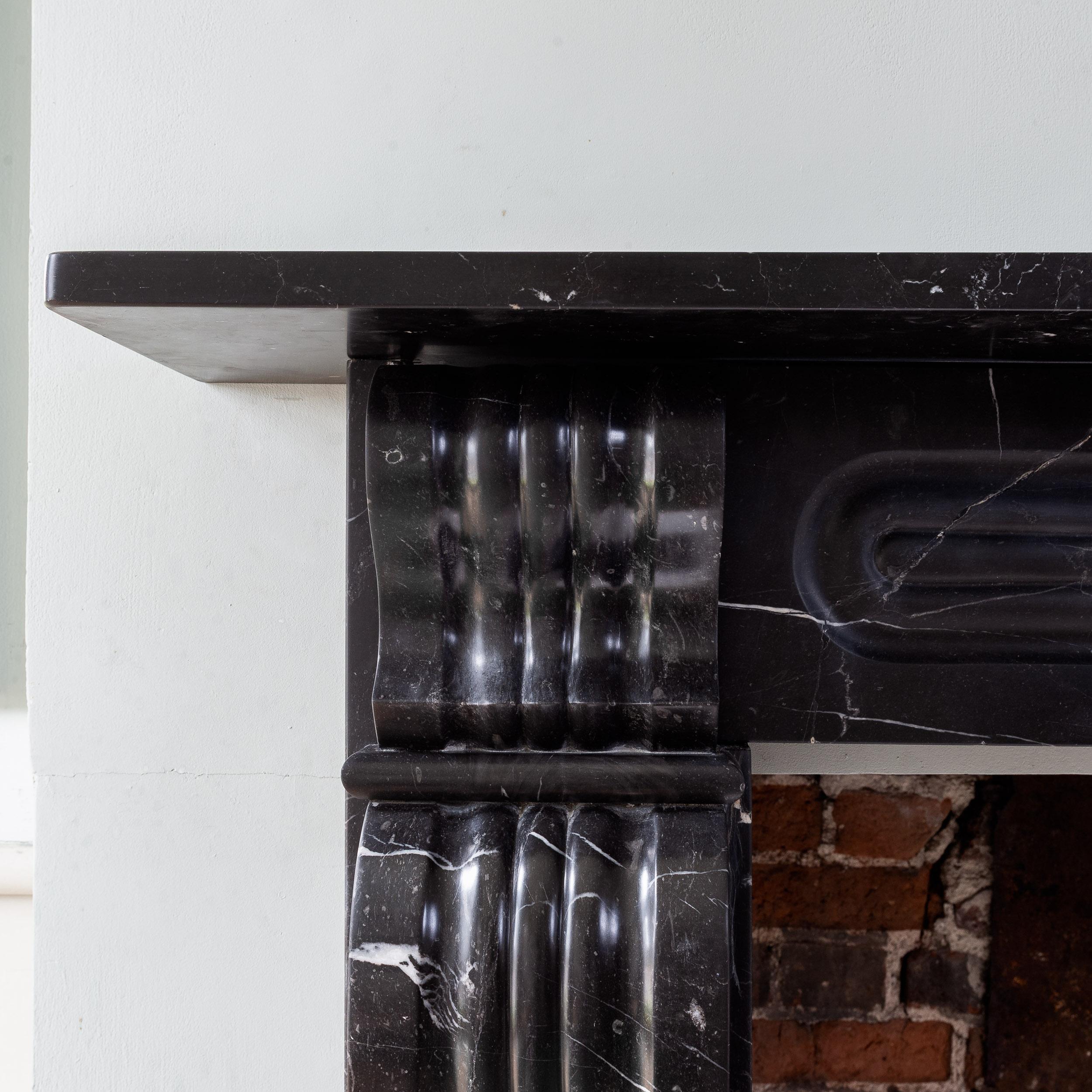 Marbre Cheminée console Radford noire du XIXe siècle en vente