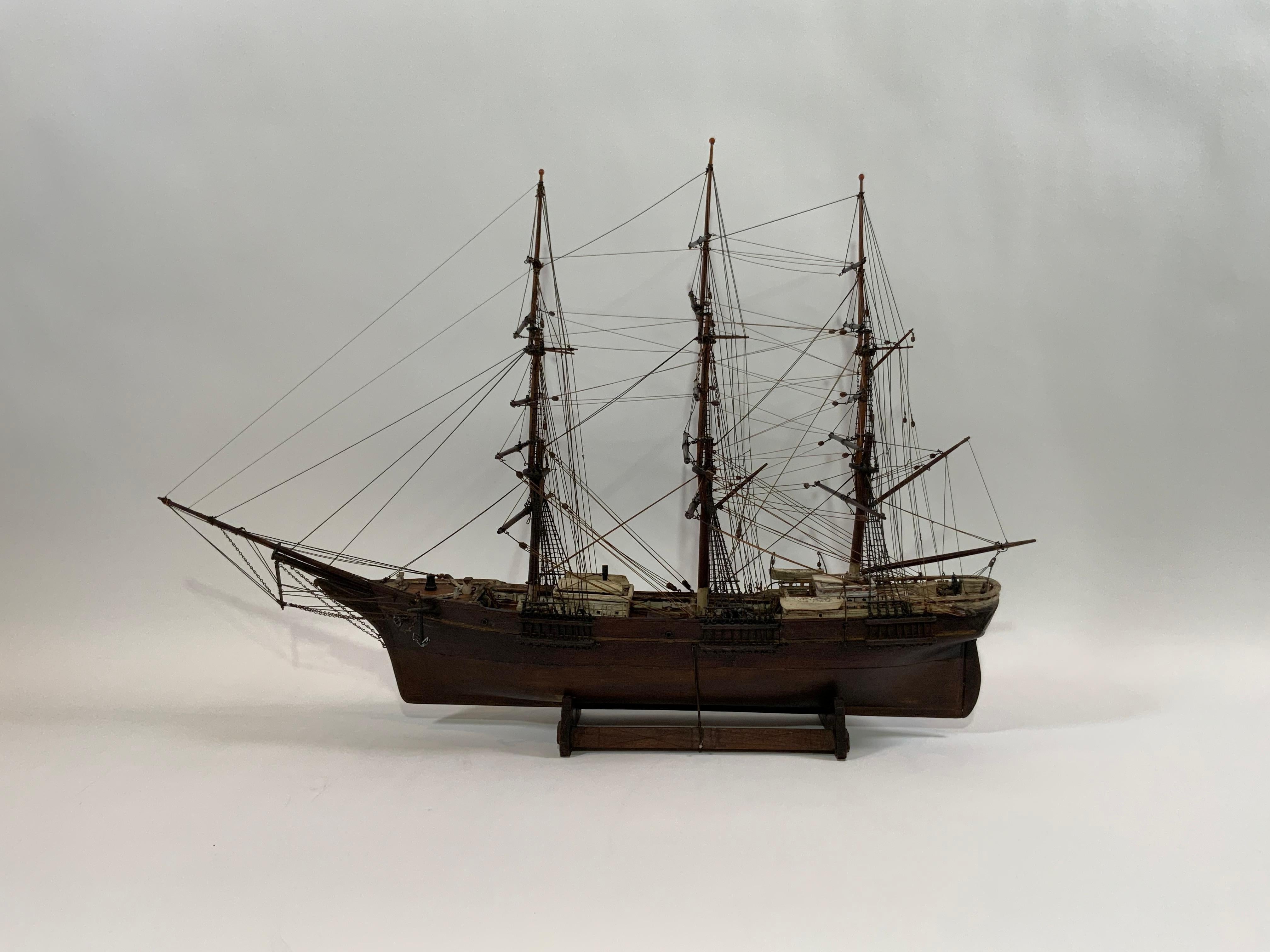 Modèle de bateau du XIXe siècle dans sa peinture originale en vente 6